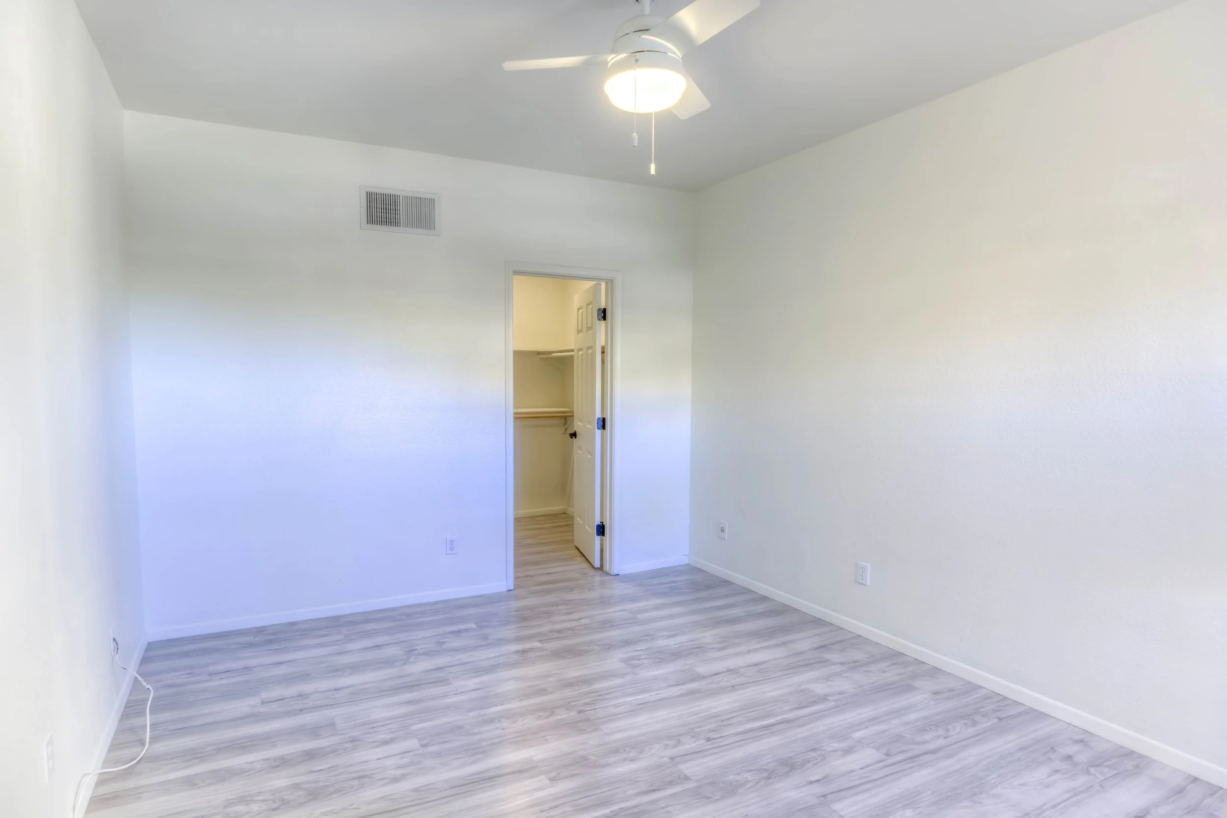 21 Bedroom photo a.jpg