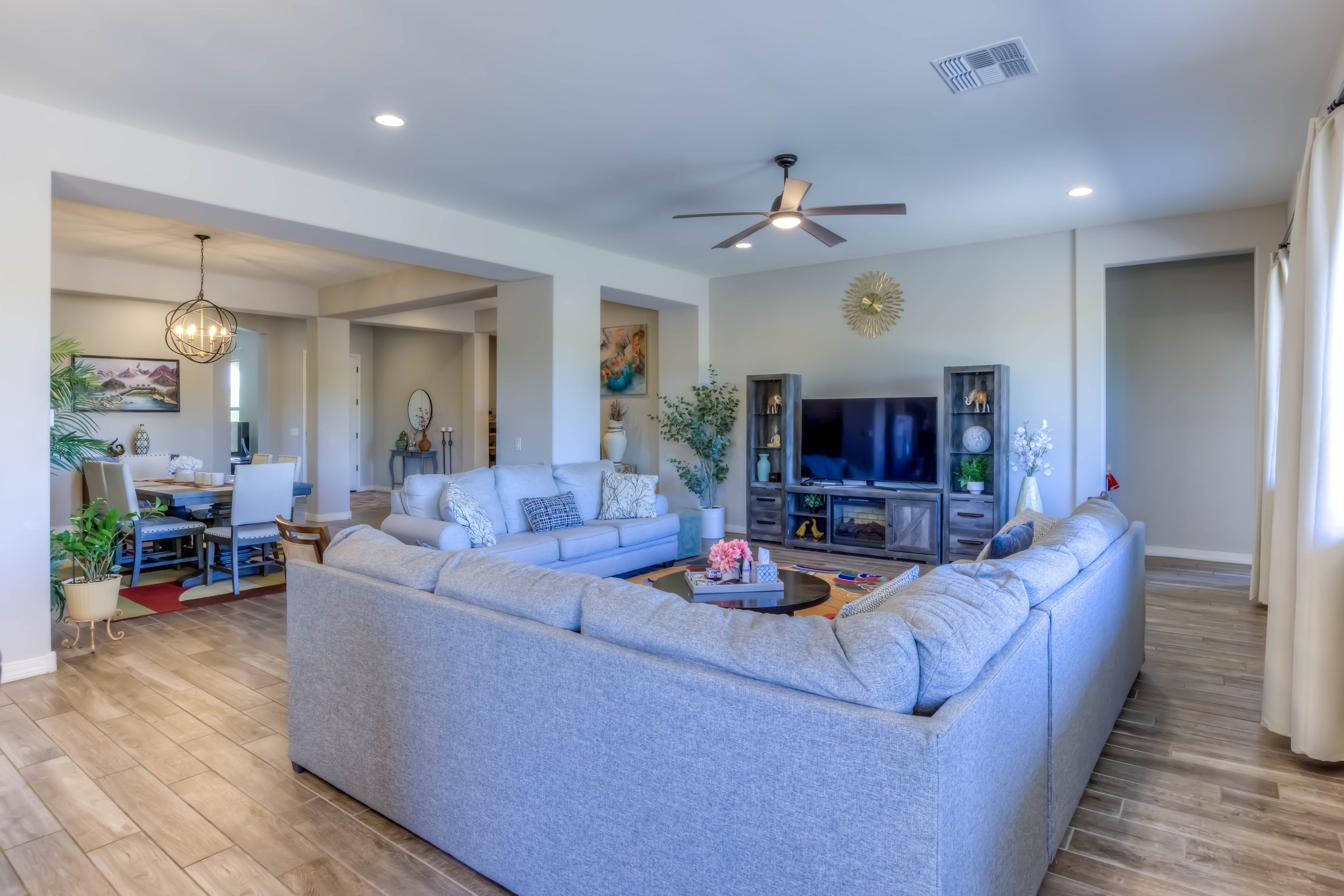 20 Living Room photo b.jpg