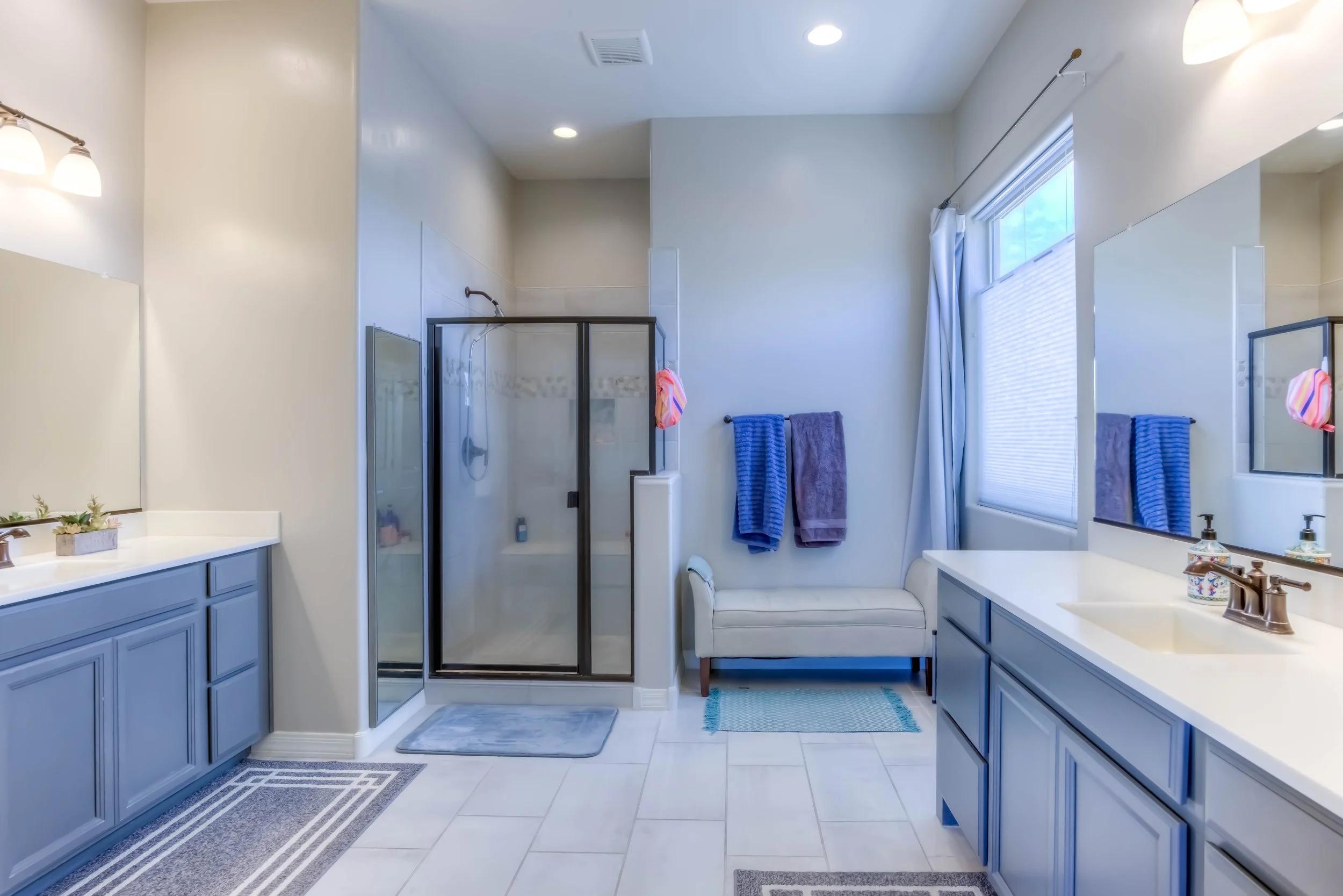 32 Main Bathroom.jpg