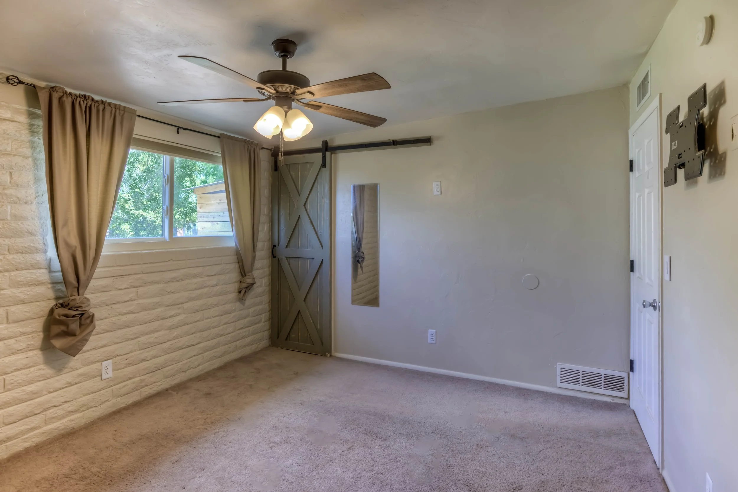 22 Main Bedroom photo b.jpg