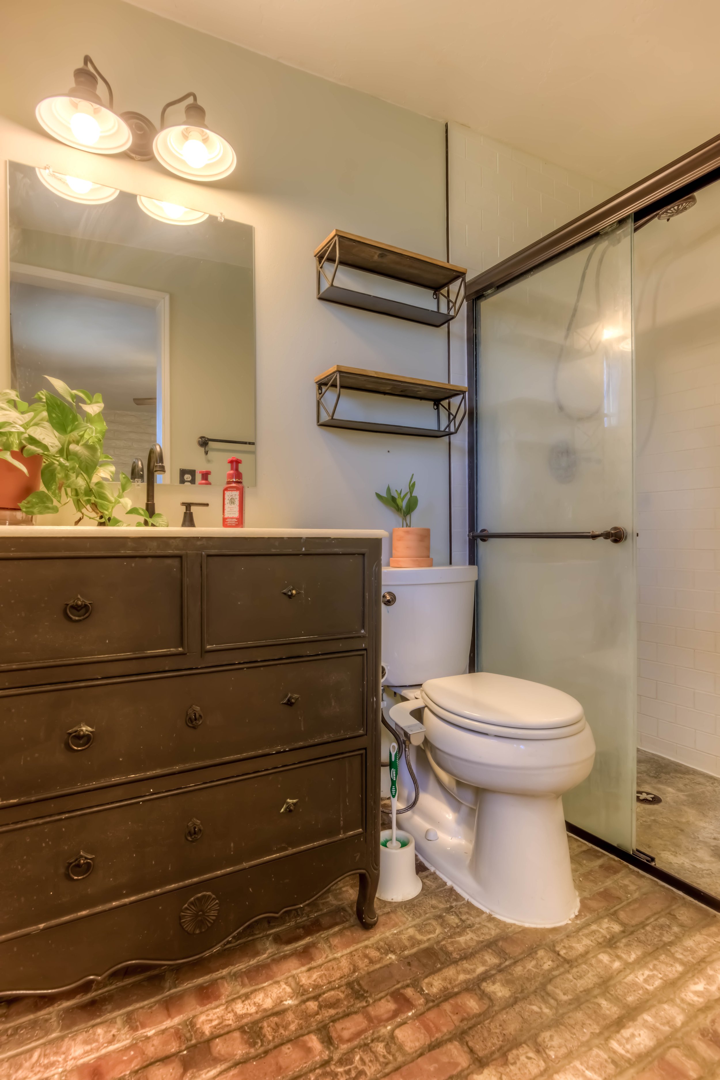 23 Main Bathroom.jpg