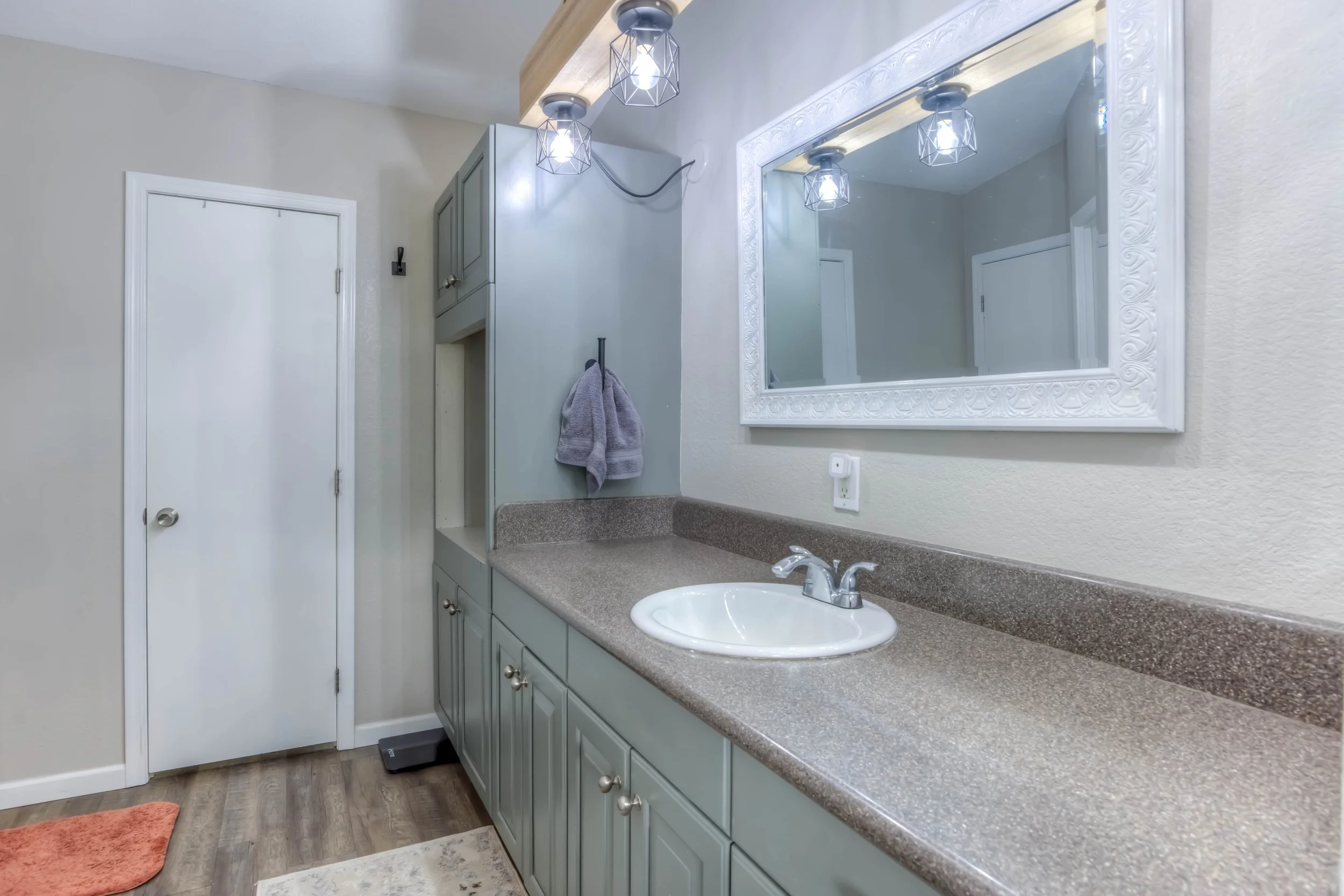 18 Main Bathroom photo a.jpg