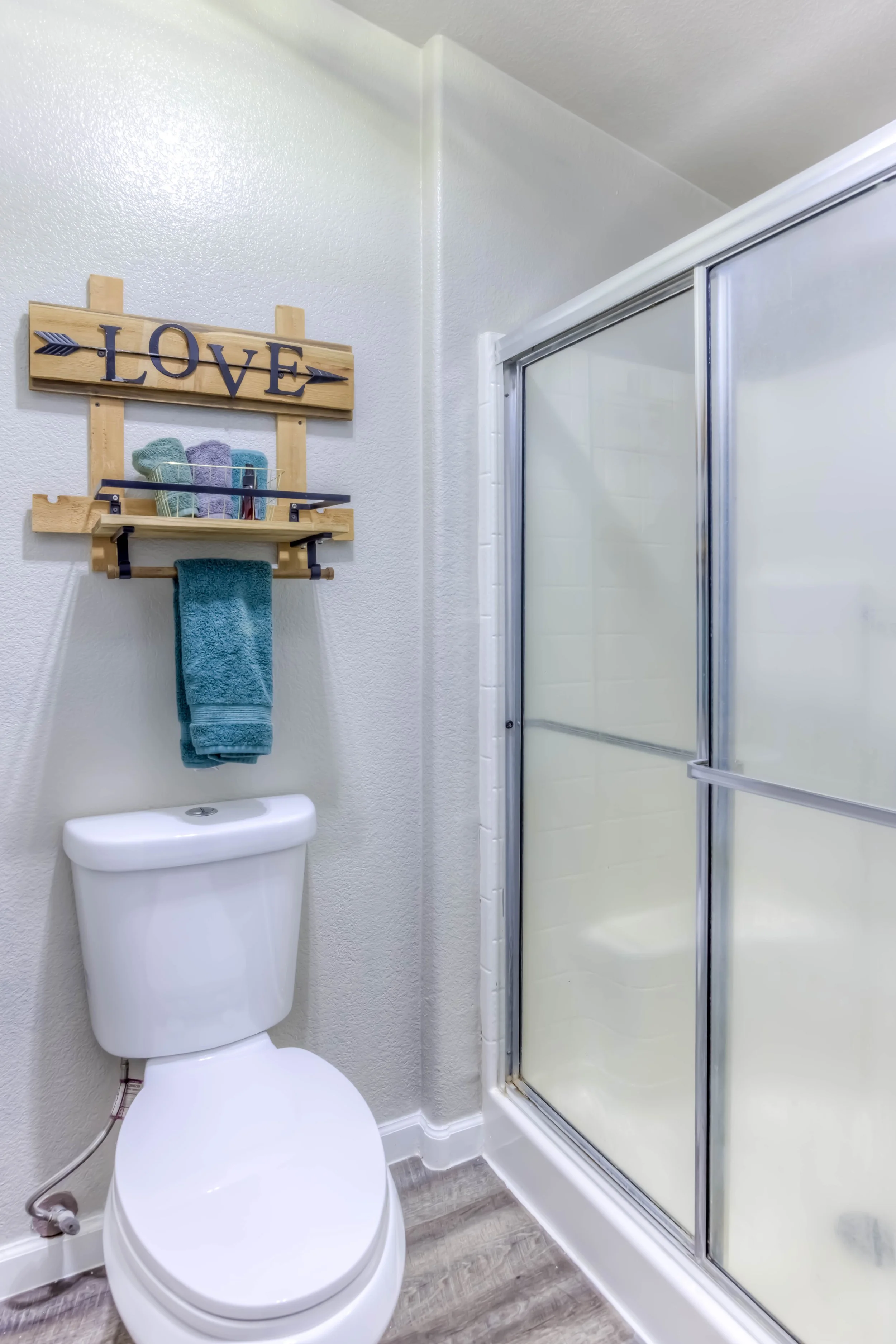 21 Main Bathroom photo b.jpg