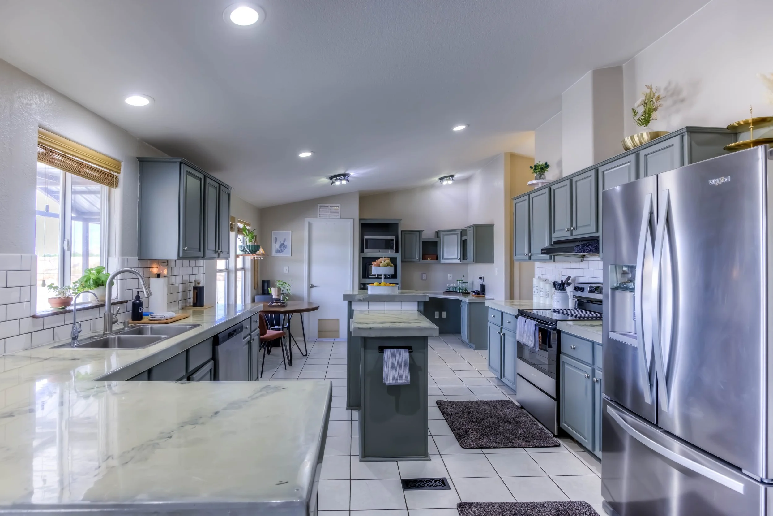 24 Kitchen photo b.jpg