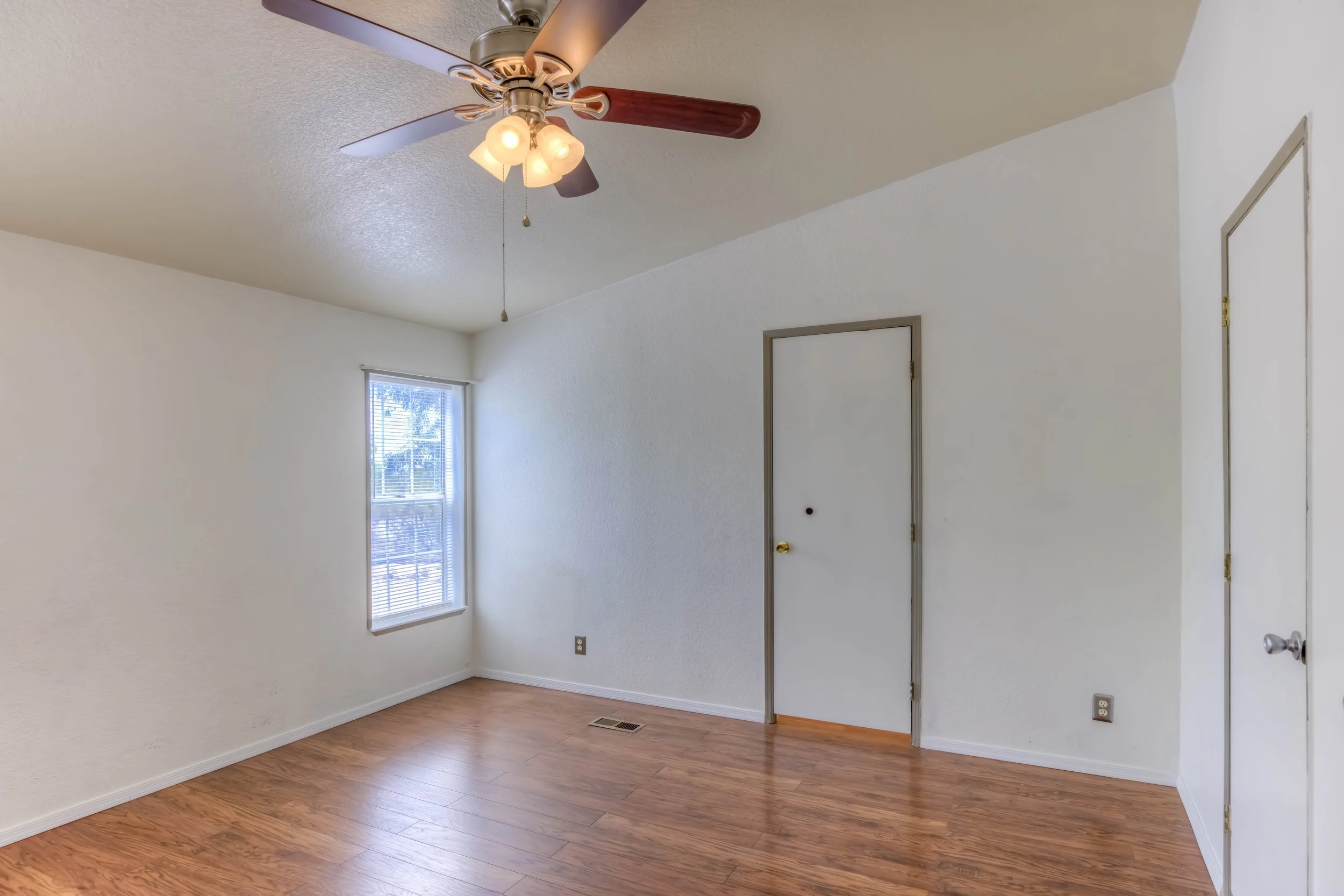 18 Main Bedroom photo a.jpg