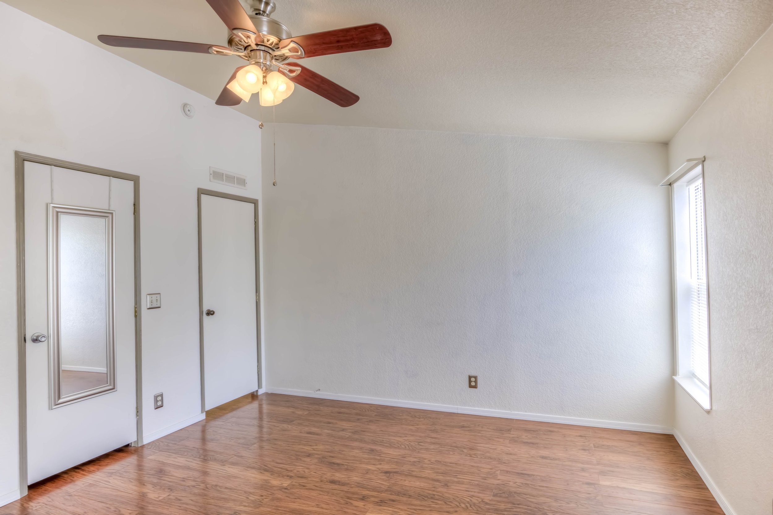 19 Main Bedroom photo b.jpg