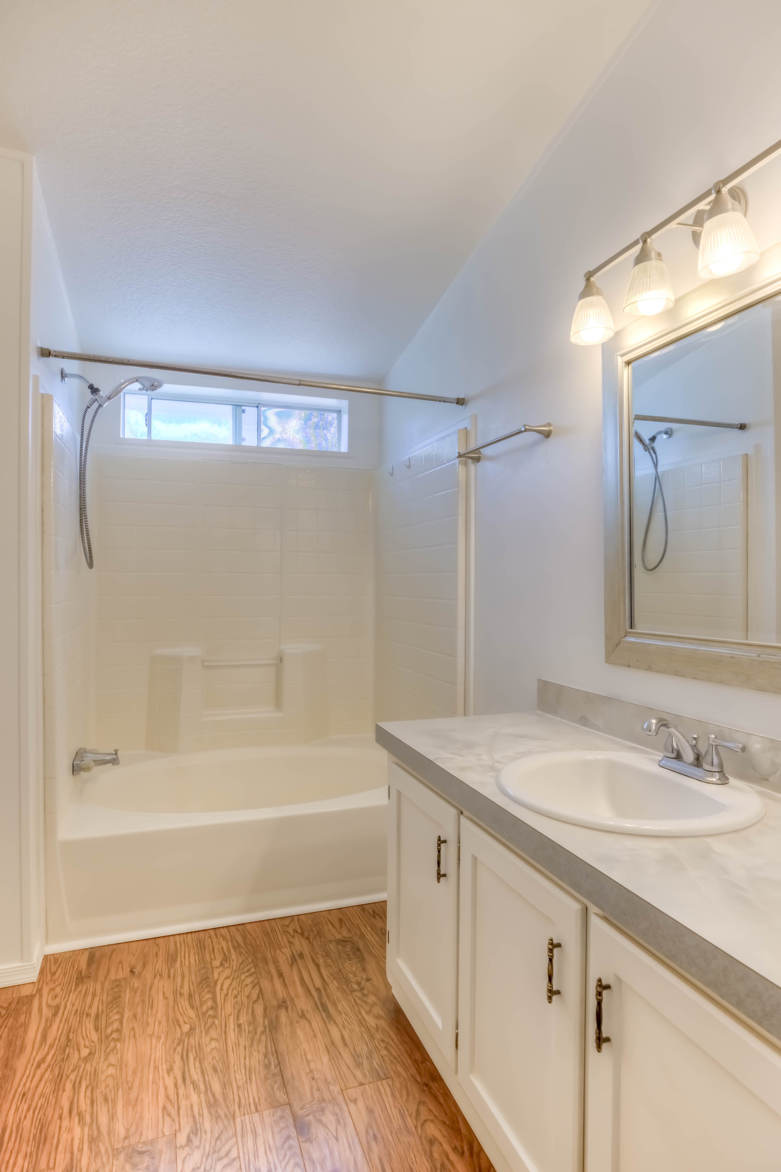 20 Main Bathroom photo a.jpg