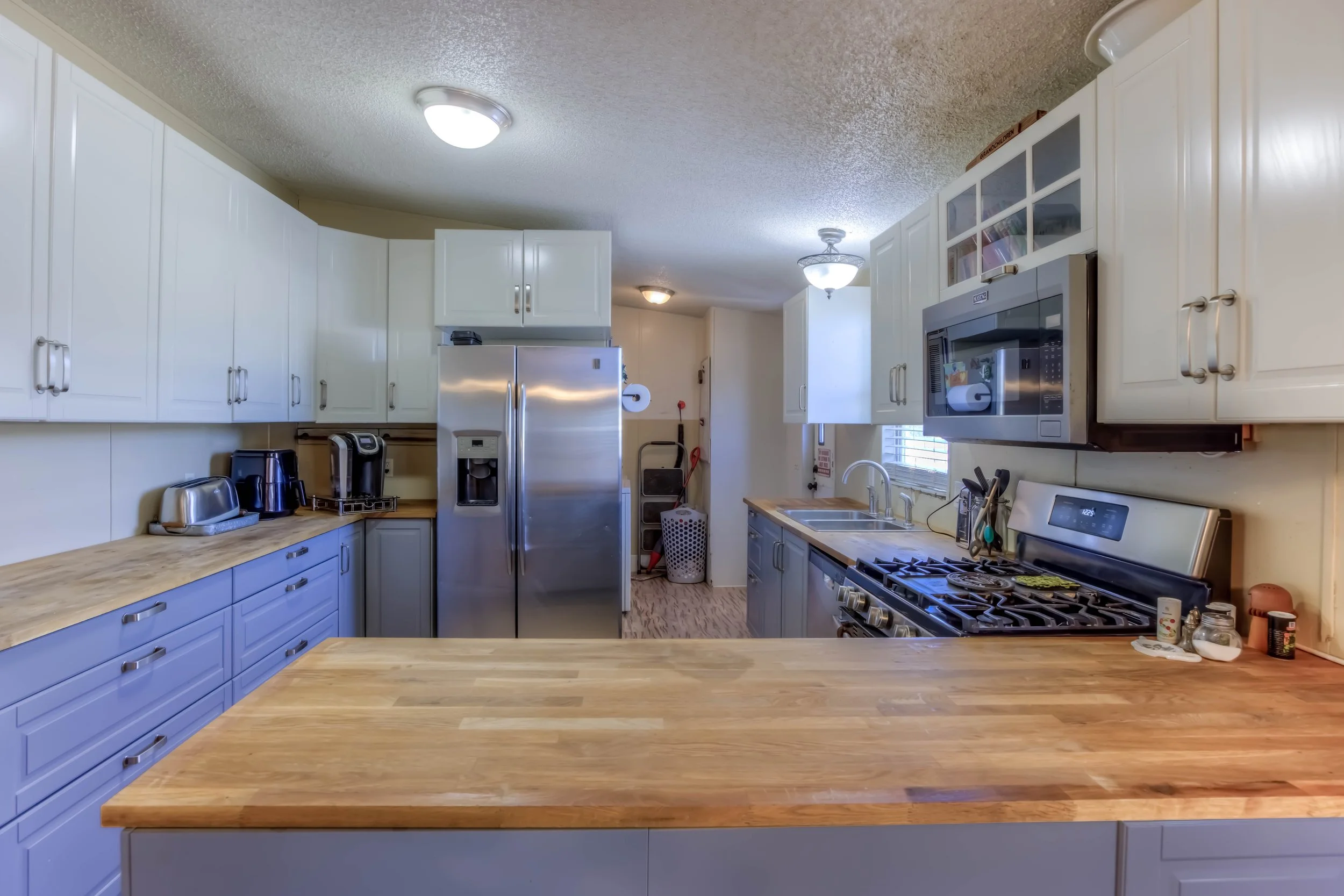 17 Kitchen photo b.jpg