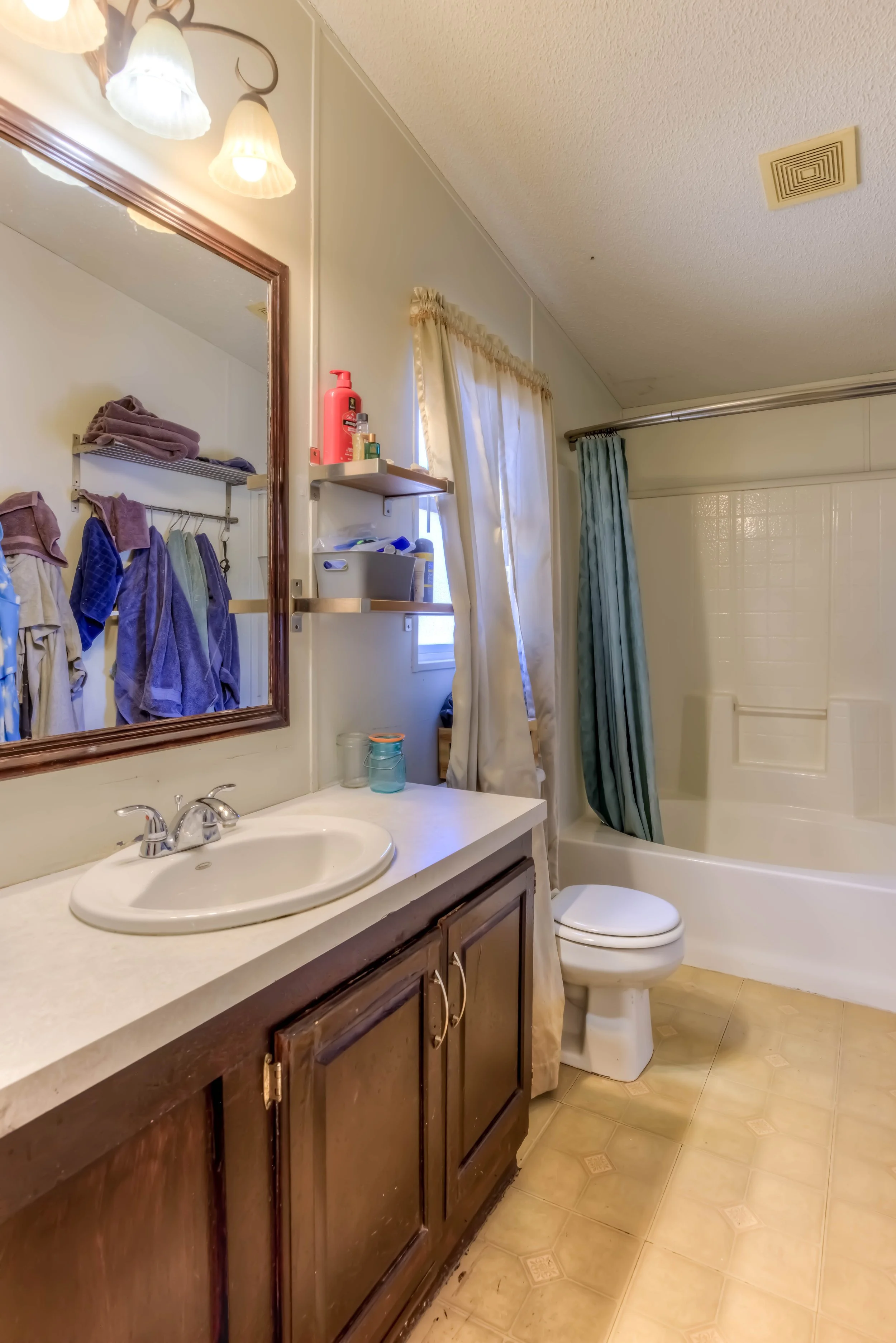 22 Main Bathroom.jpg