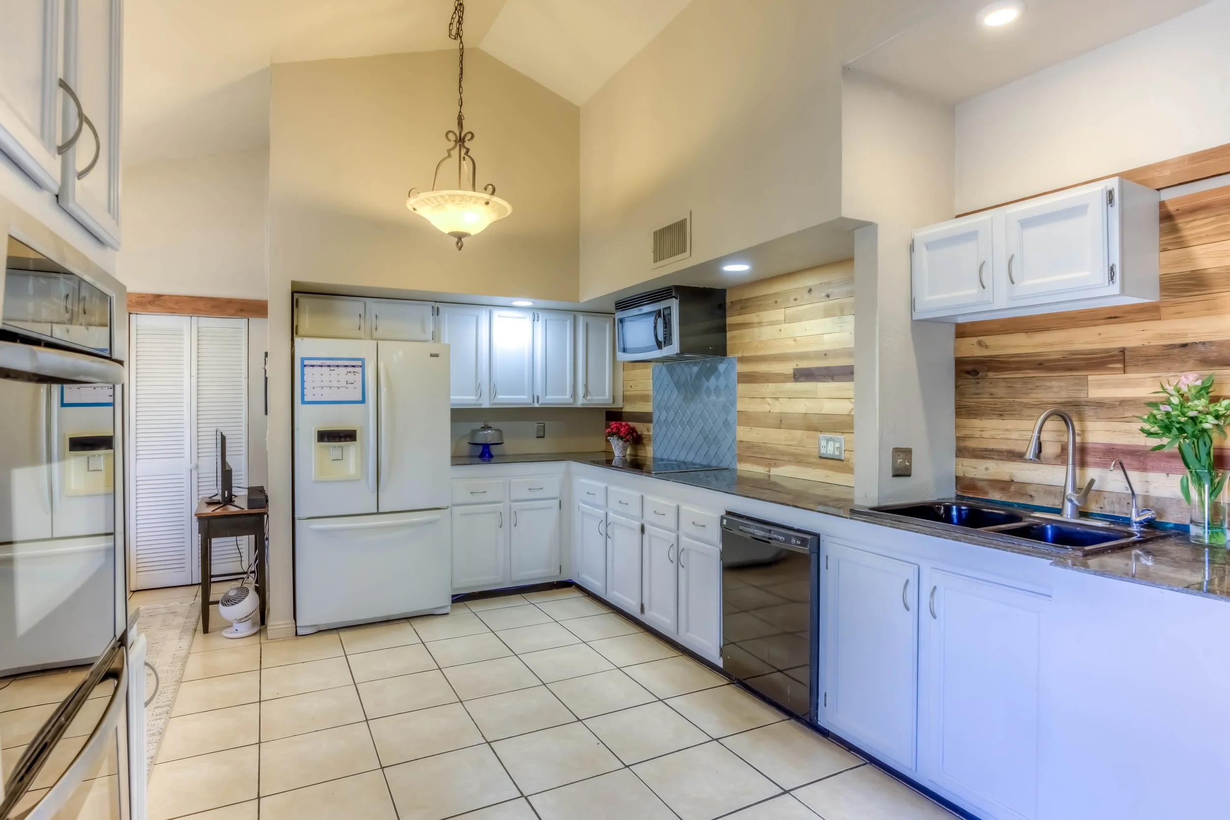 10 Kitchen photo a.jpg