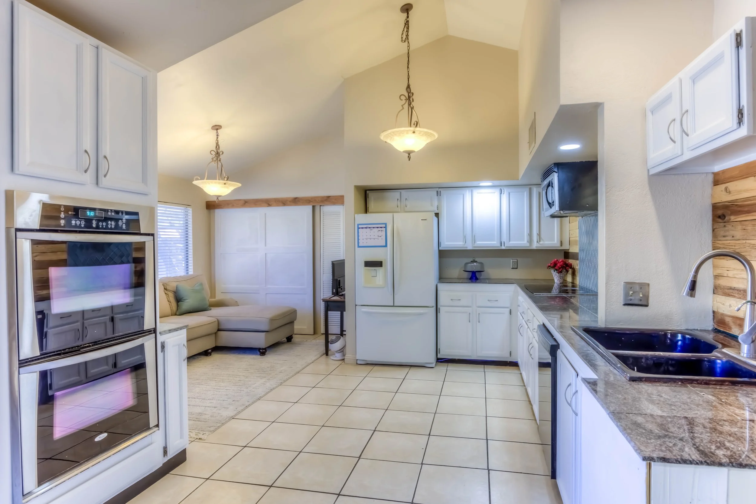 11 Kitchen photo b.jpg