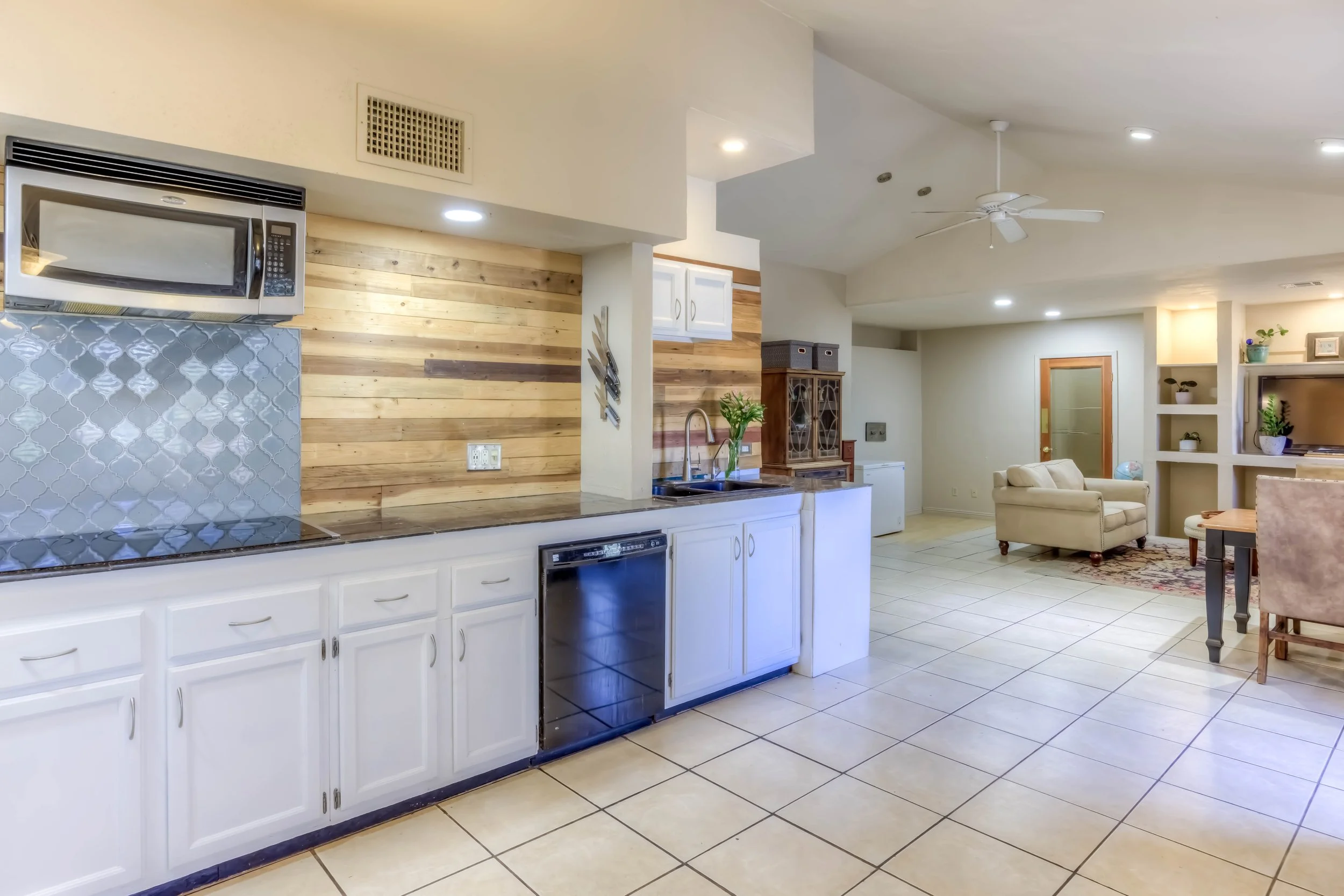 13 Kitchen photo d.jpg