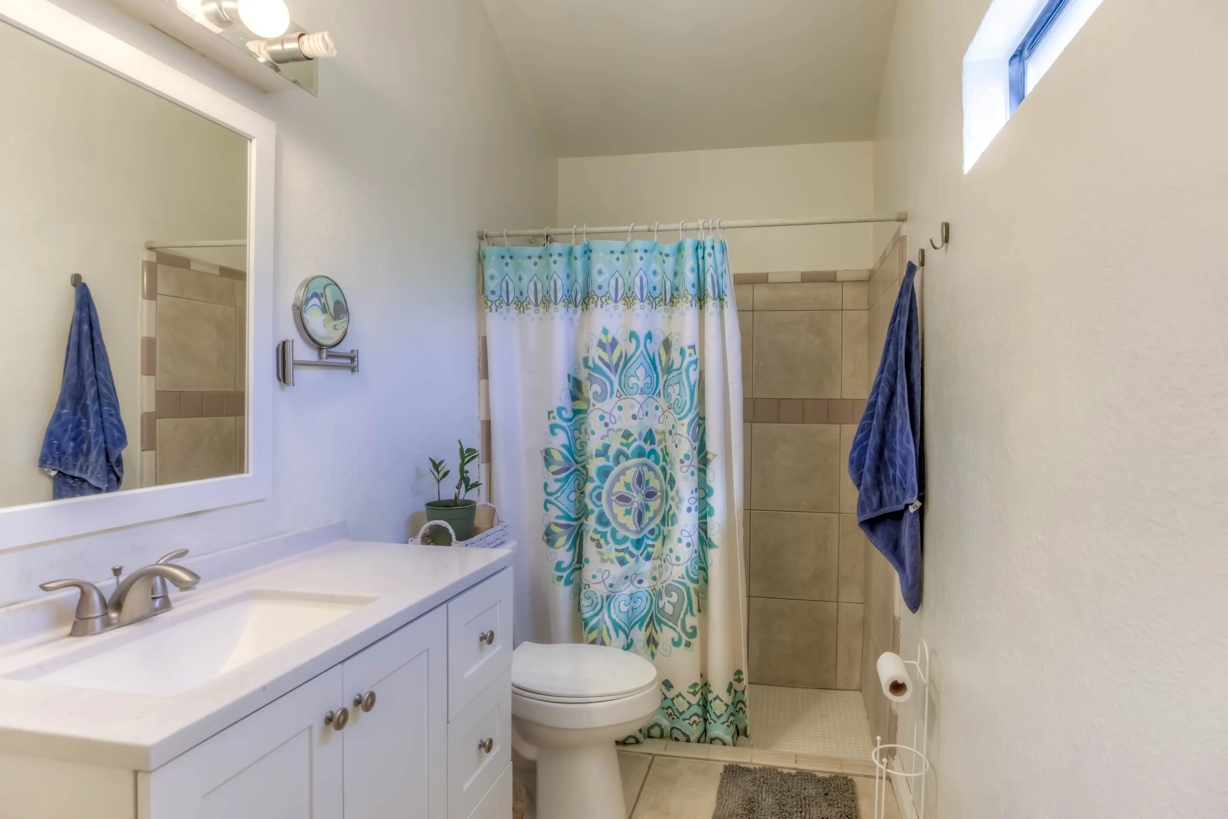 22 Main Bathroom.jpg