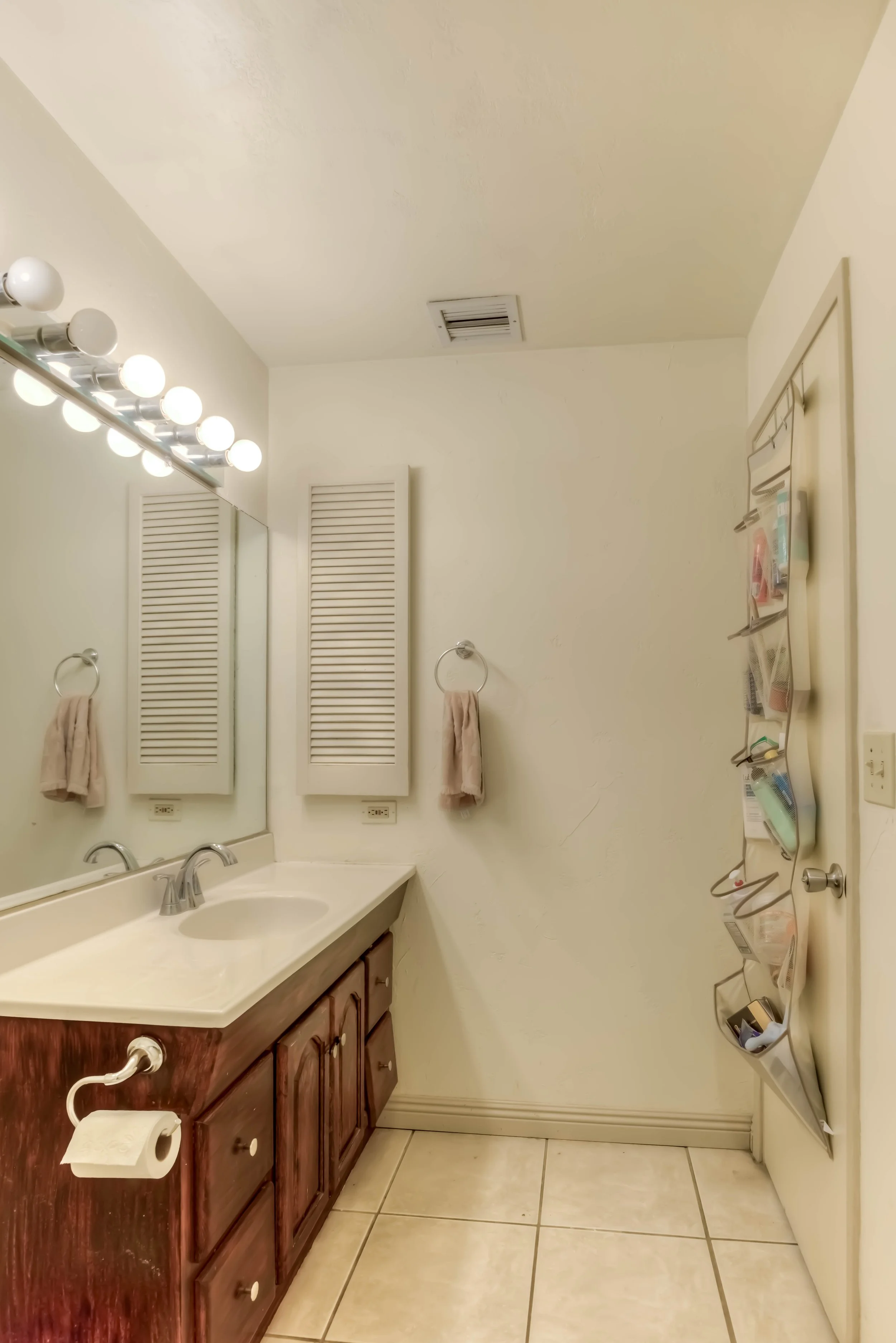 23 Bathroom photo a.jpg