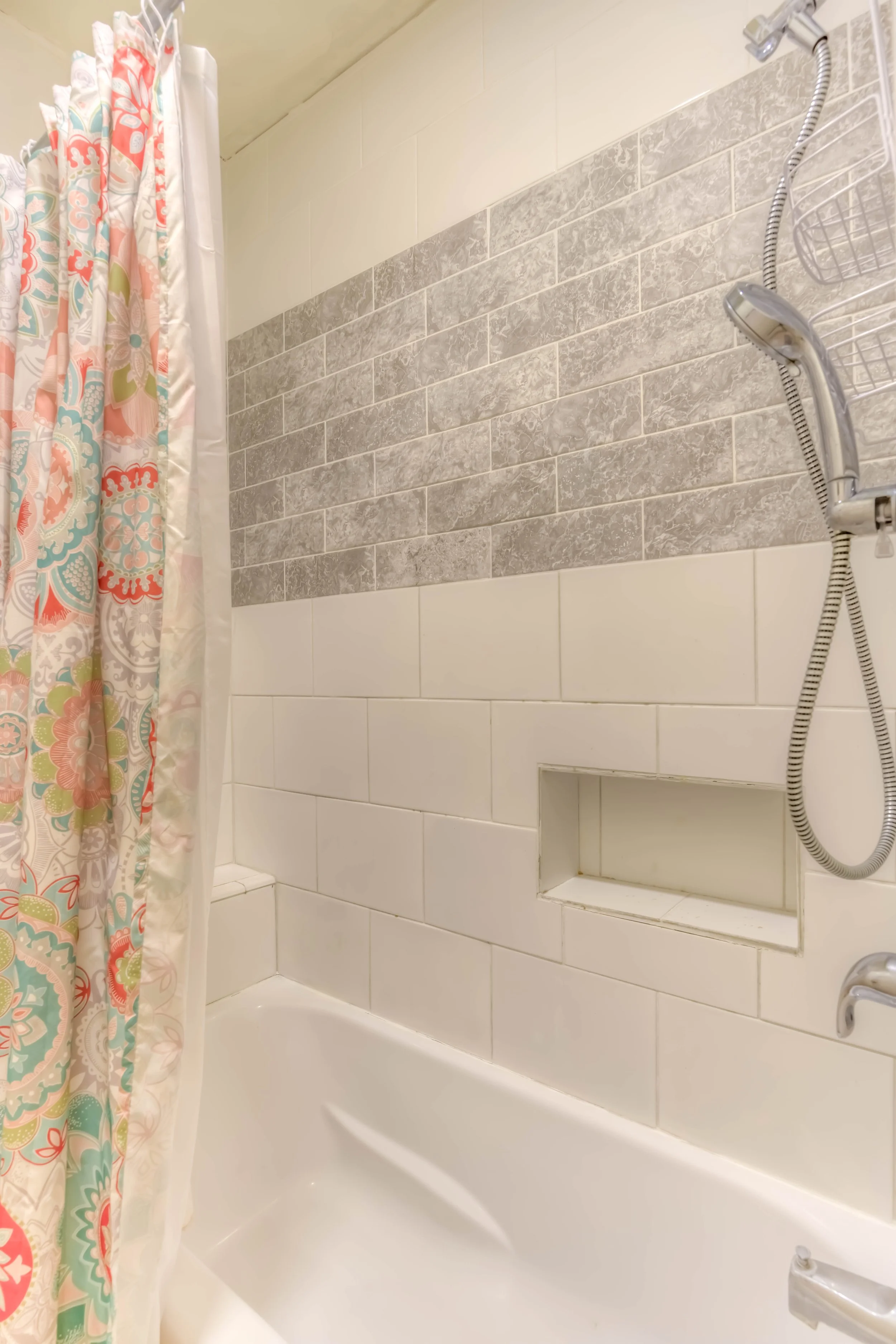 24 Bathroom photo b.jpg