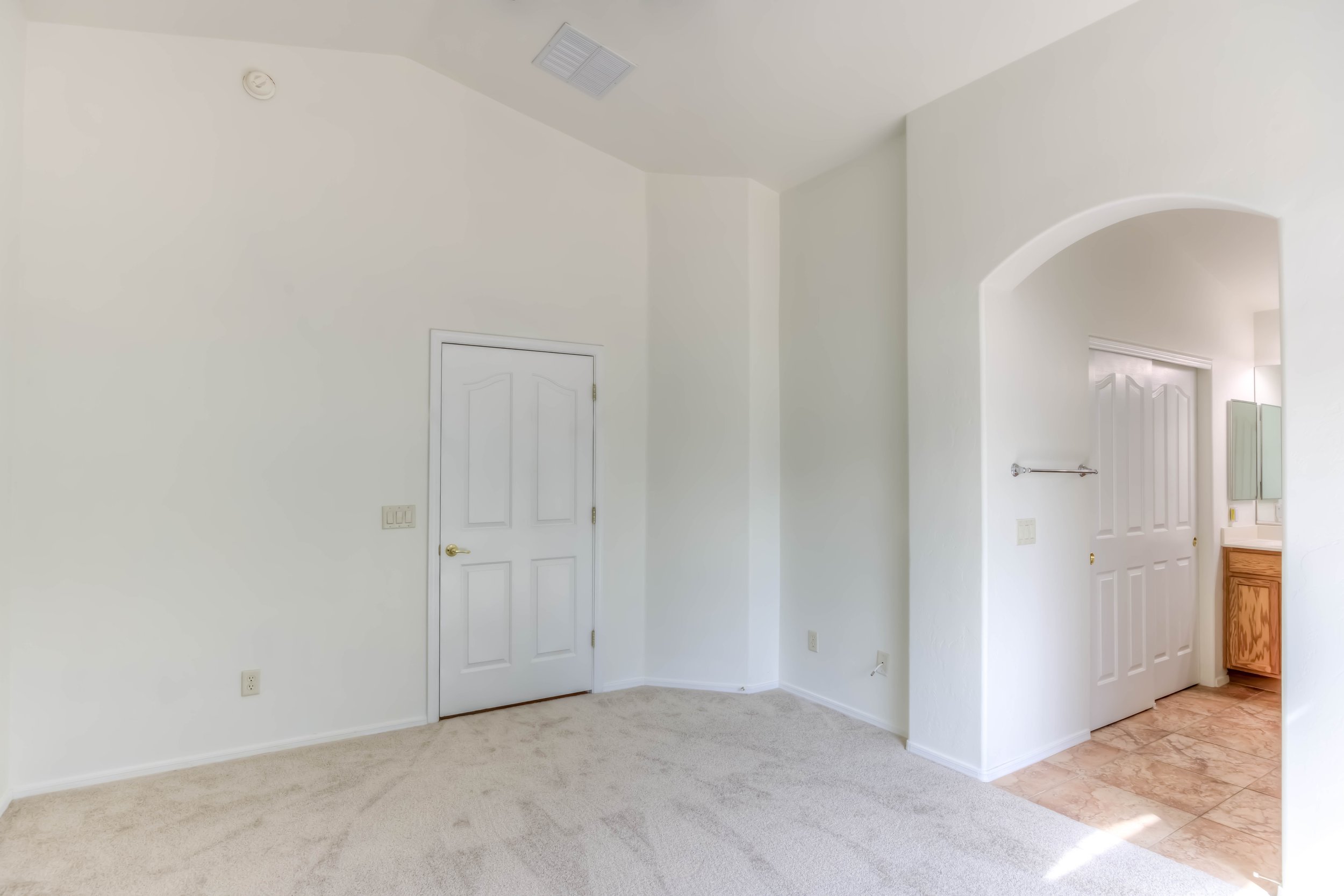 17 Main Bedroom photo c.jpg