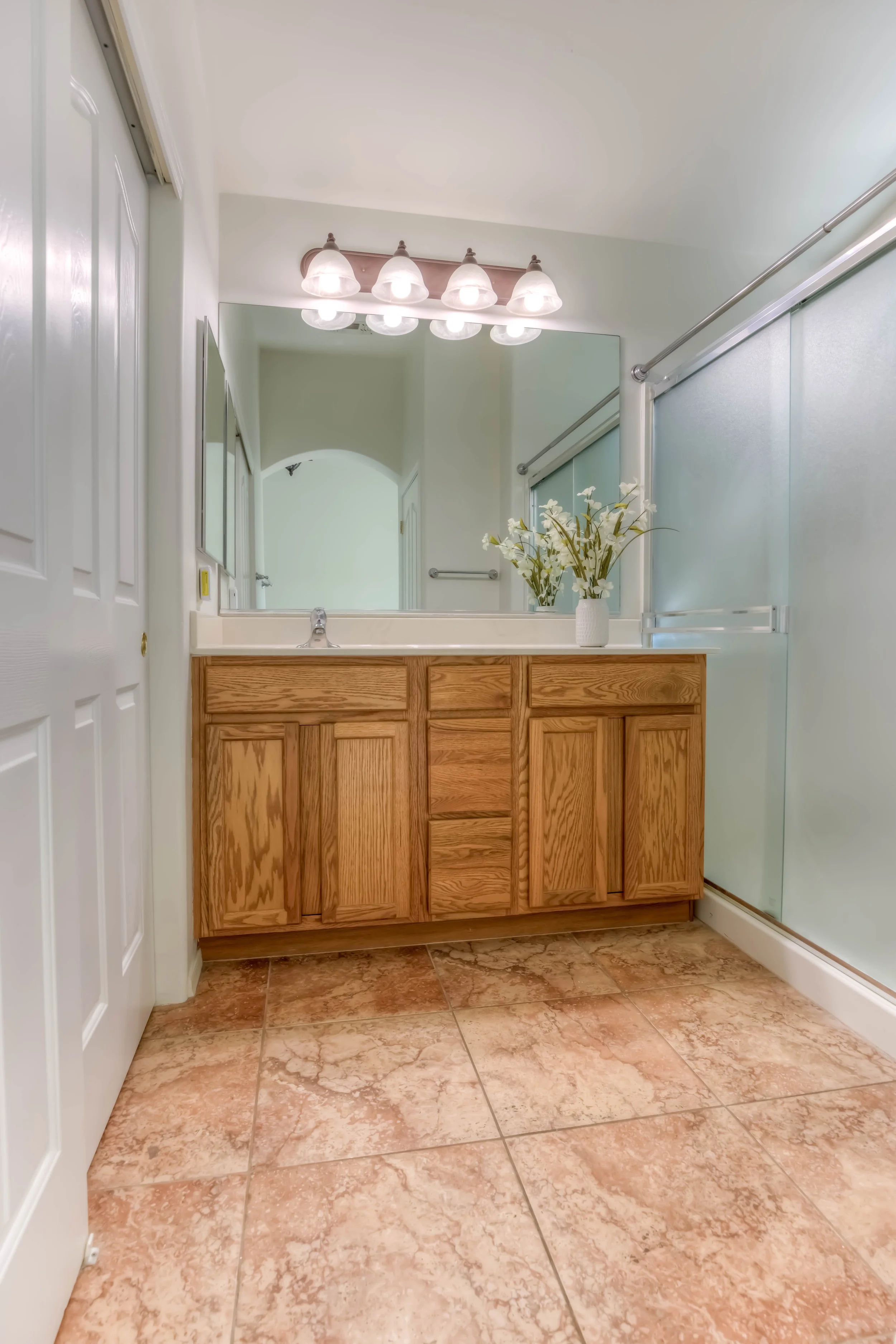 20 Main Bathroom.jpg