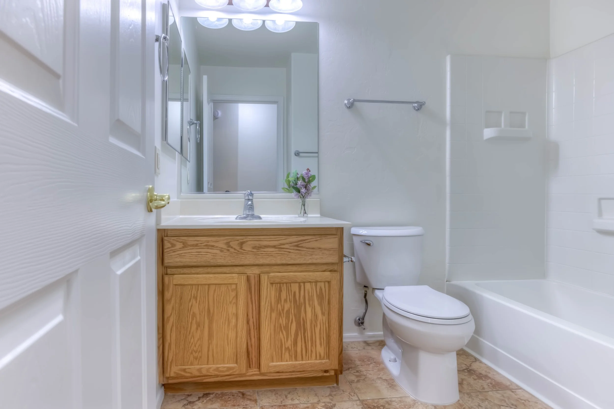 27 Bathroom photo a.jpg