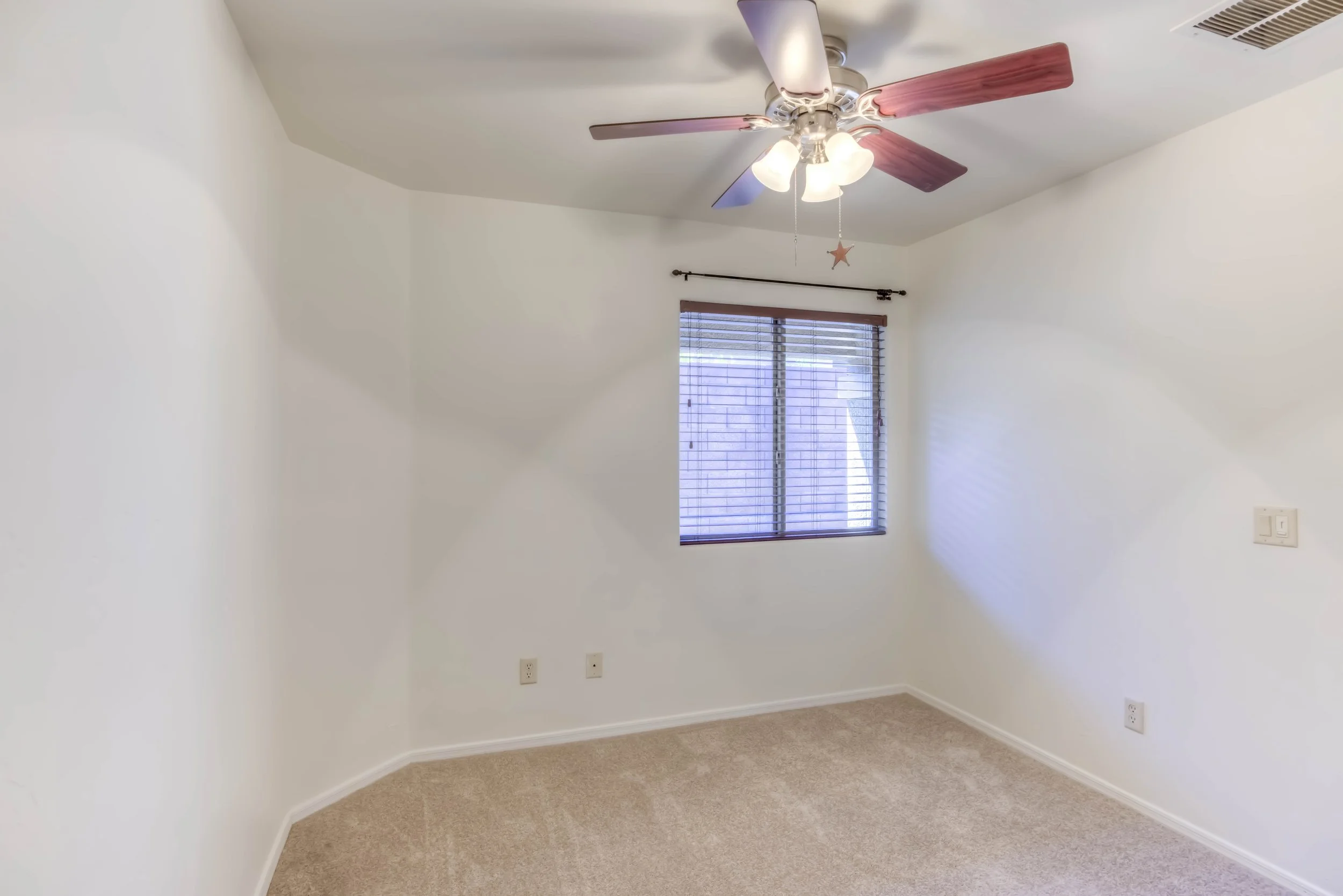 30 Bedroom 3 photo b.jpg