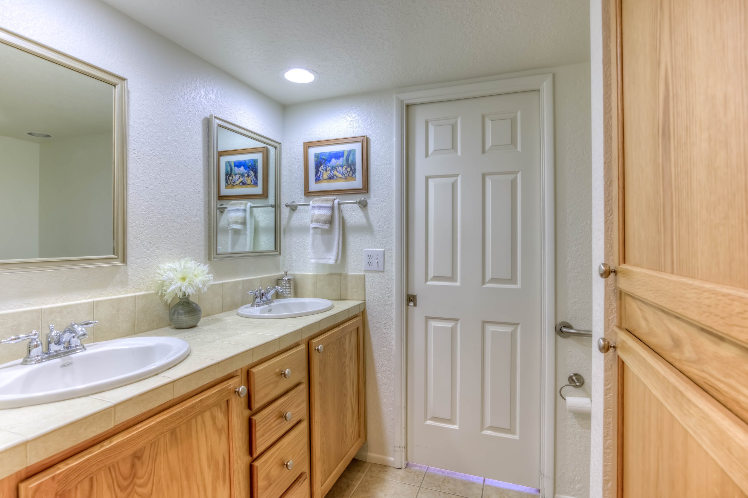 19 Bathroom photo b.jpg