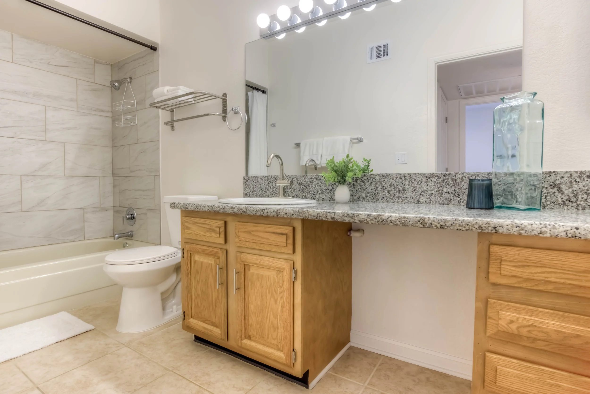 21 Bathroom photo a.jpg