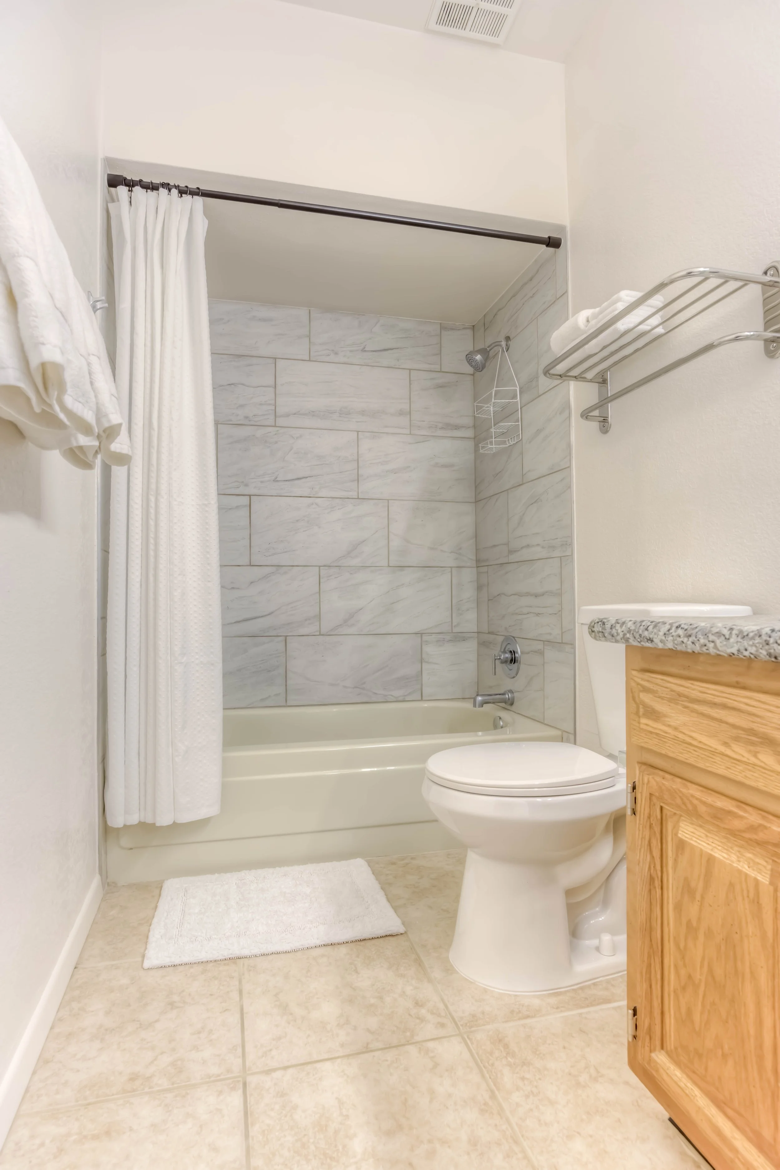 22 Bathroom photo b.jpg