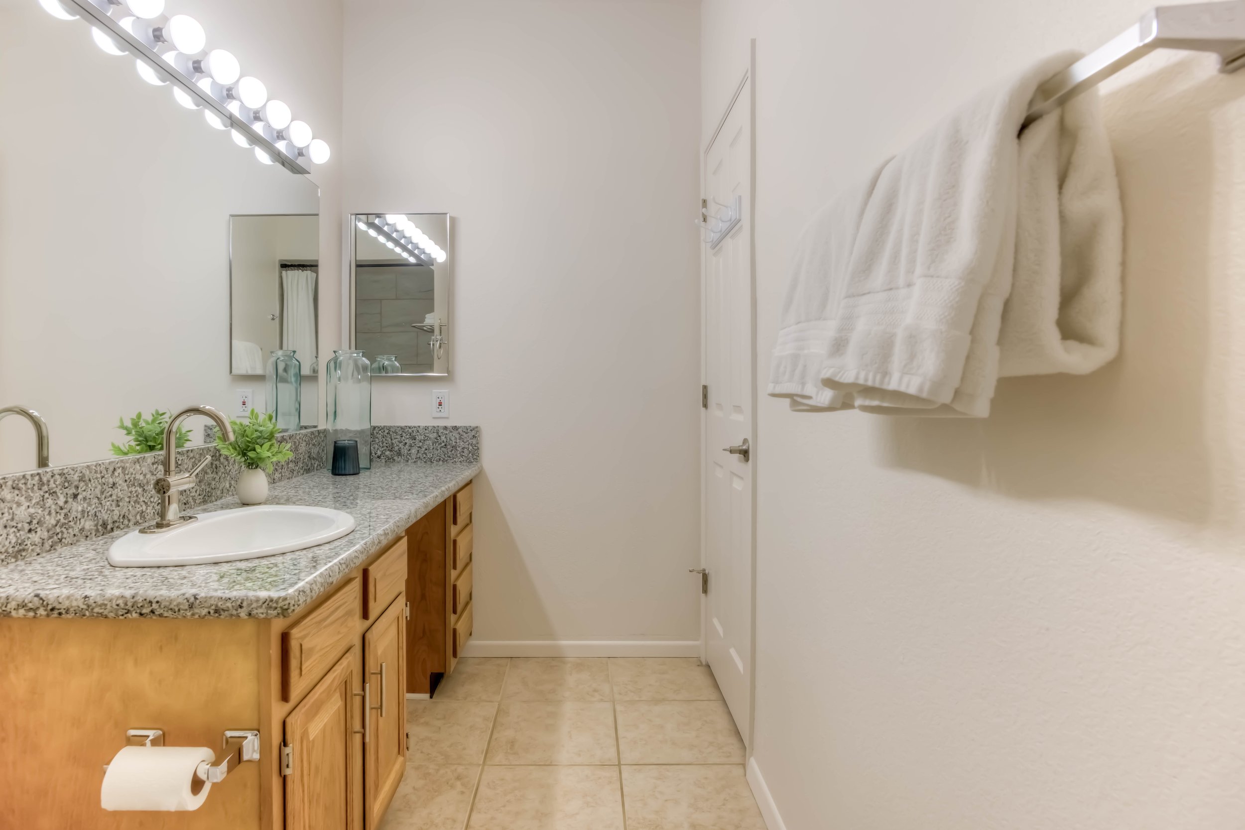 23 Bathroom photo c.jpg