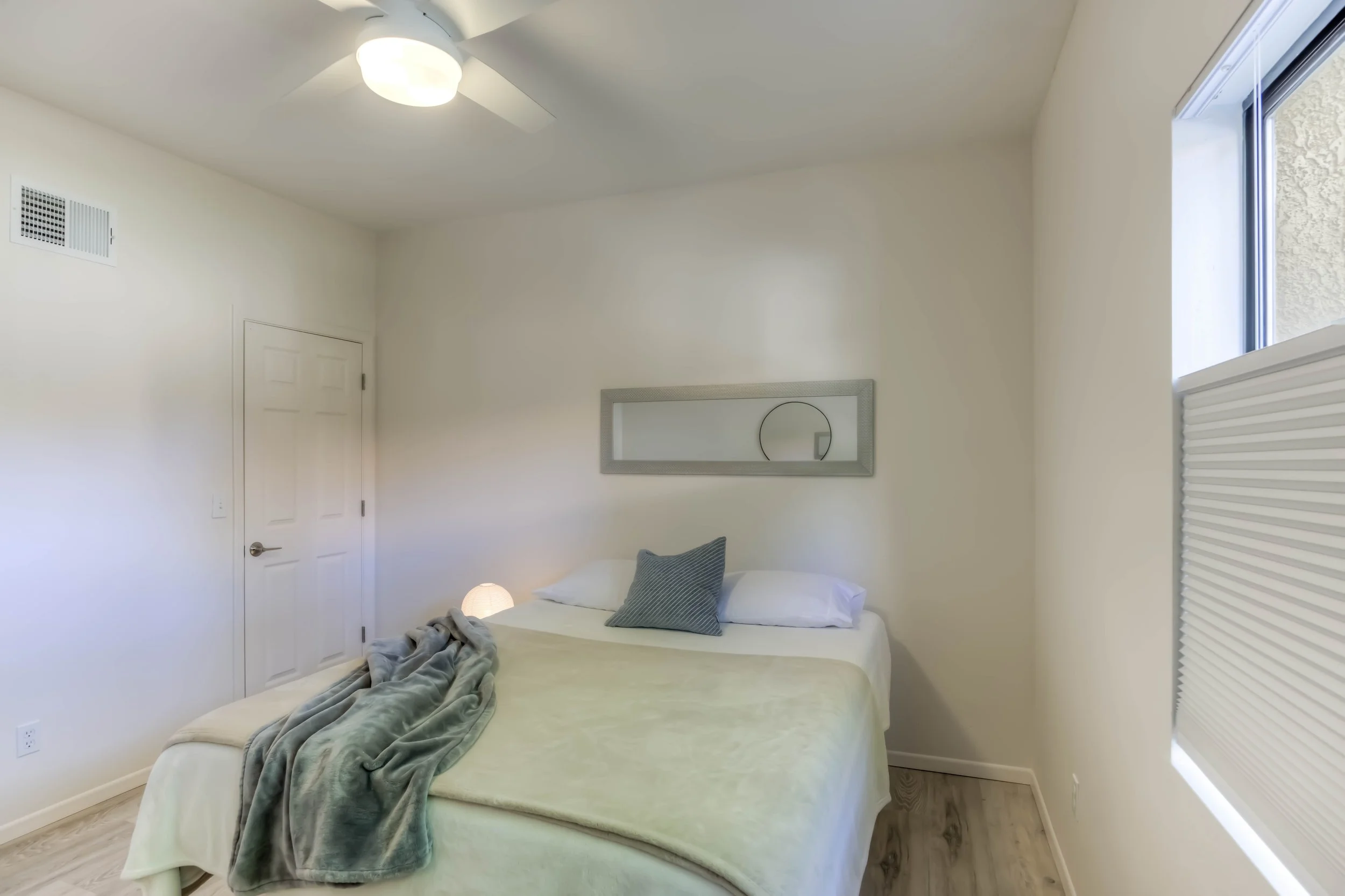 27 Bedroom photo c.jpg