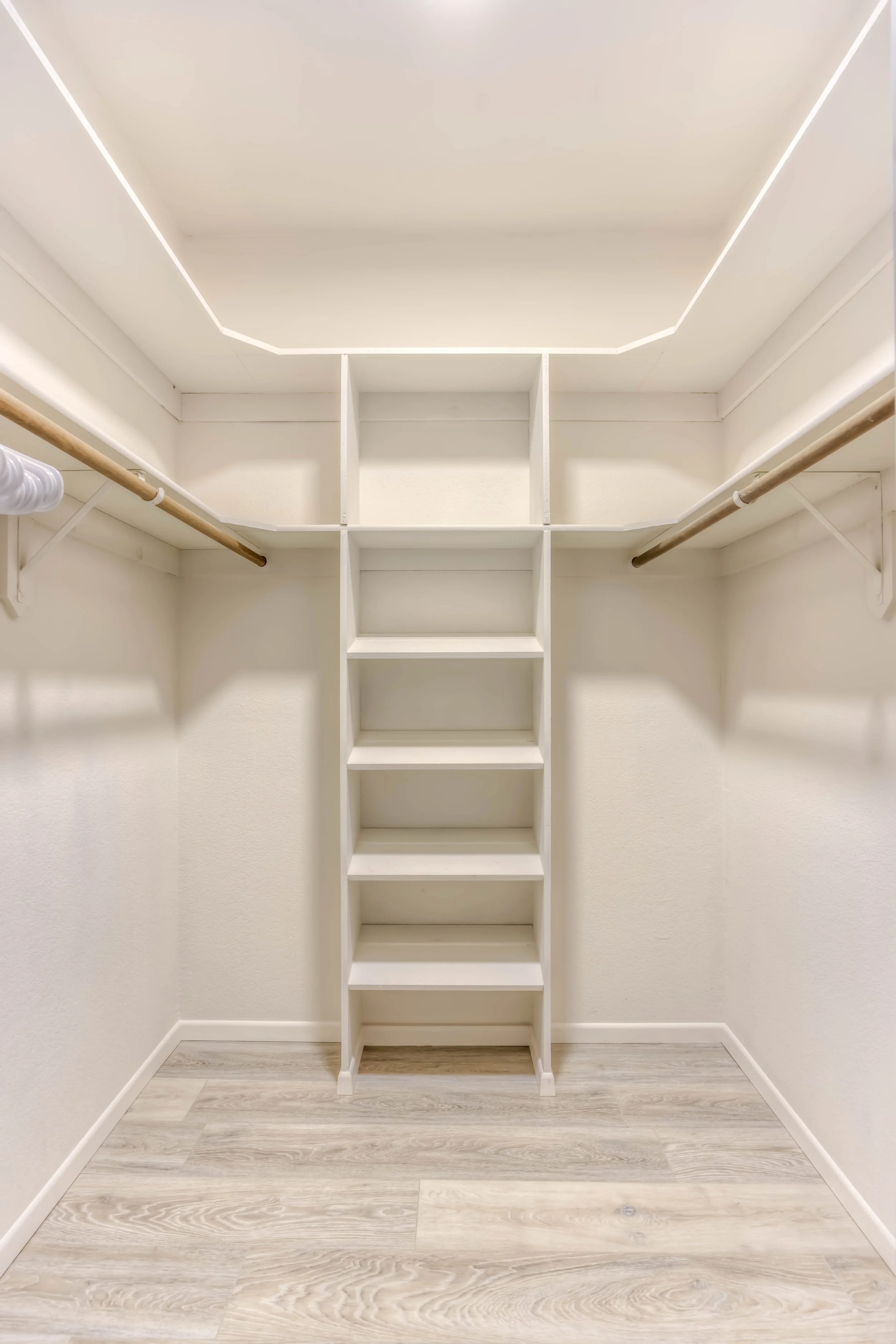 28 Bedroom Closet.jpg