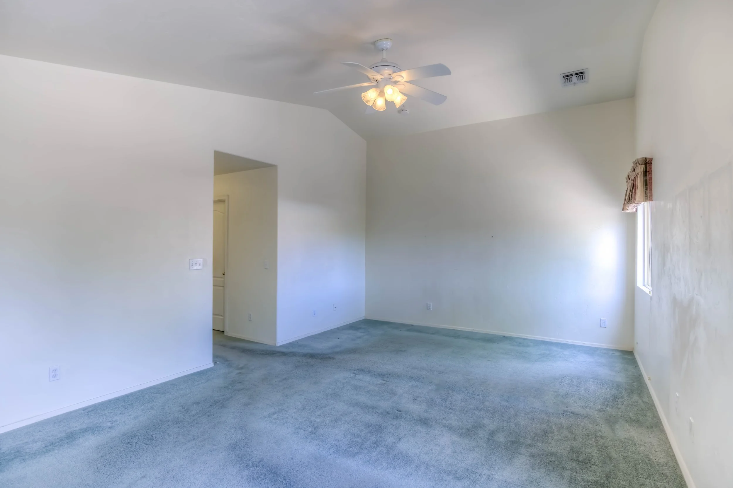 23 Main Bedroom photo a.jpg