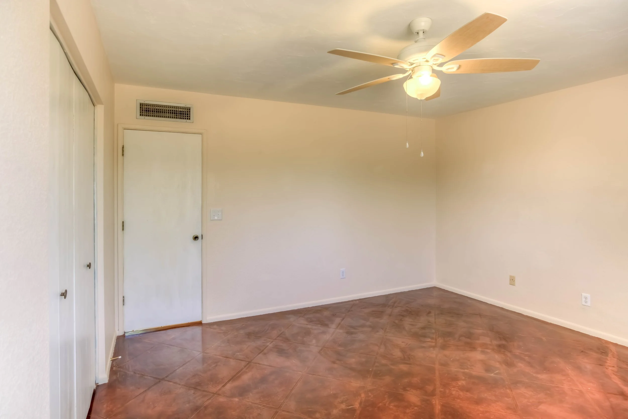 18 Main Bedroom photo b.jpg
