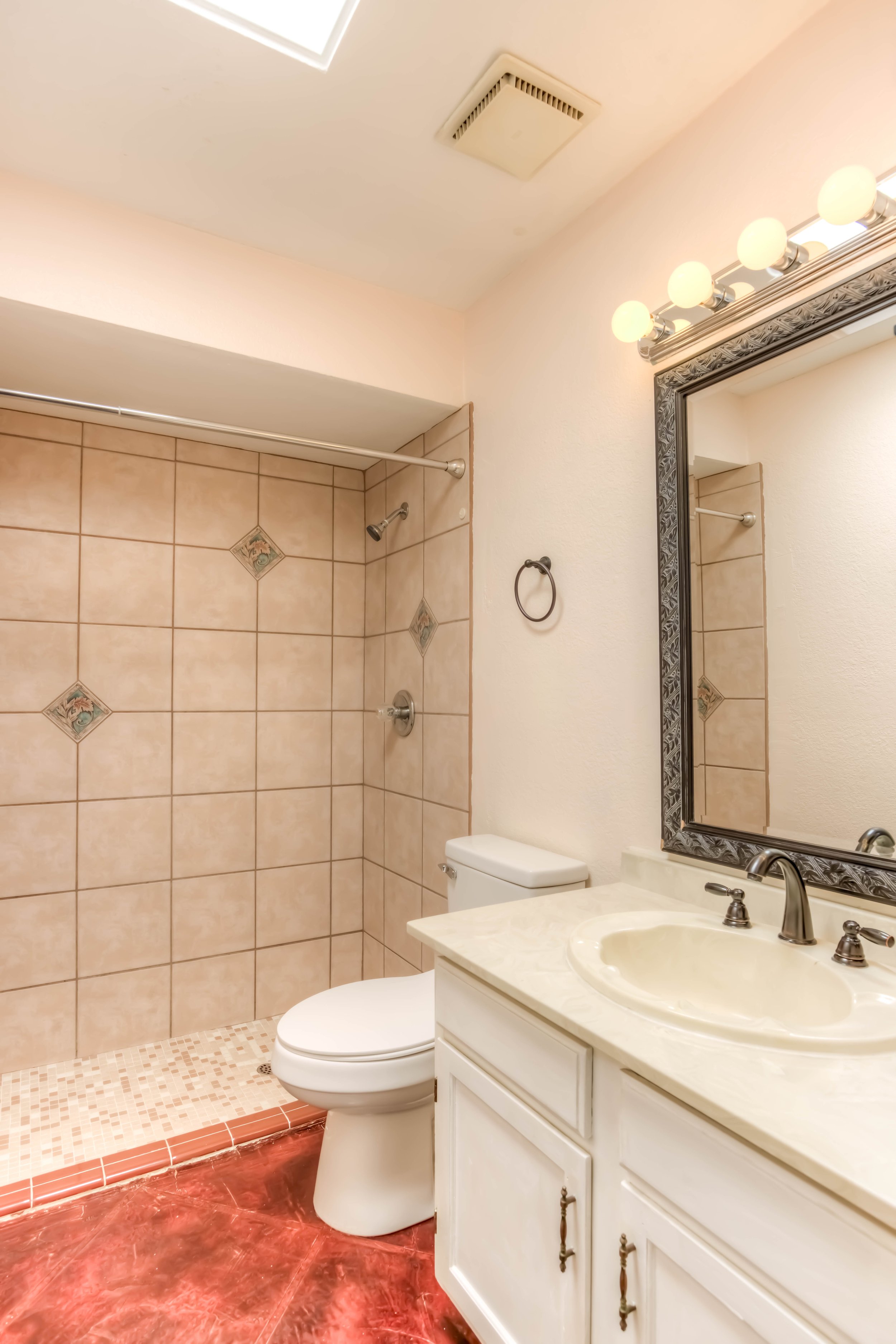 20 Main Bathroom.jpg