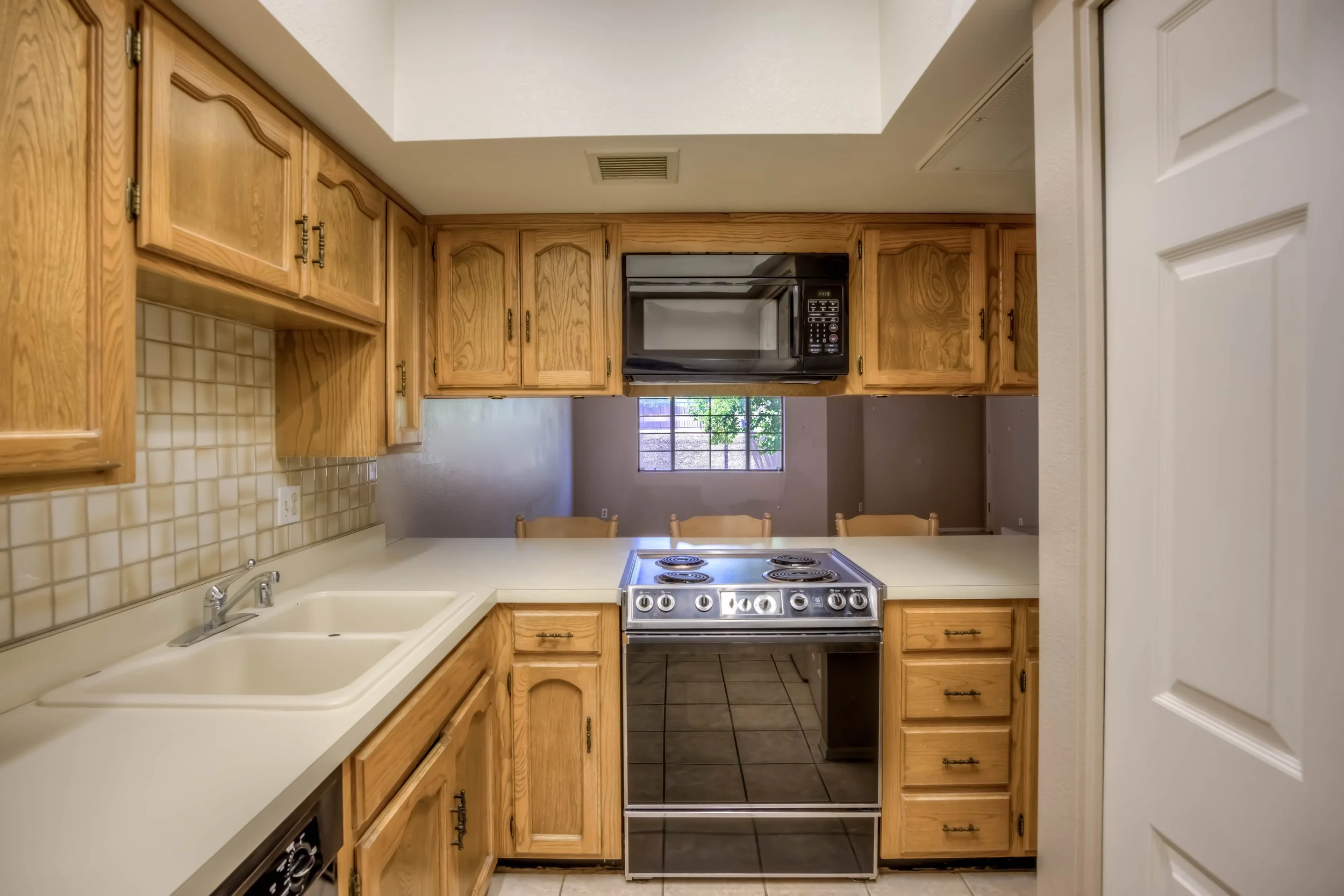 13 Kitchen photo d.jpg