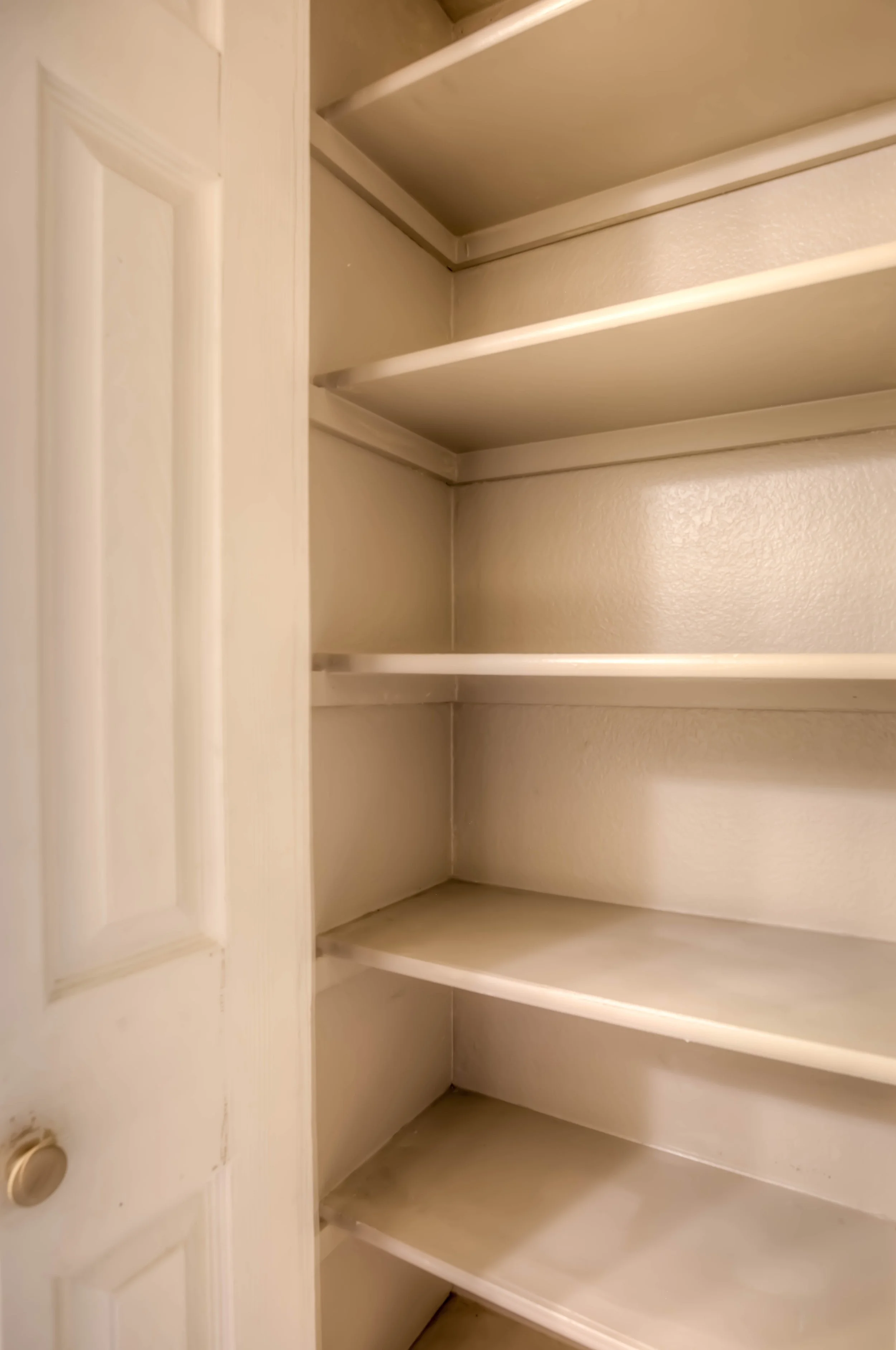 17 Linen Closet.jpg