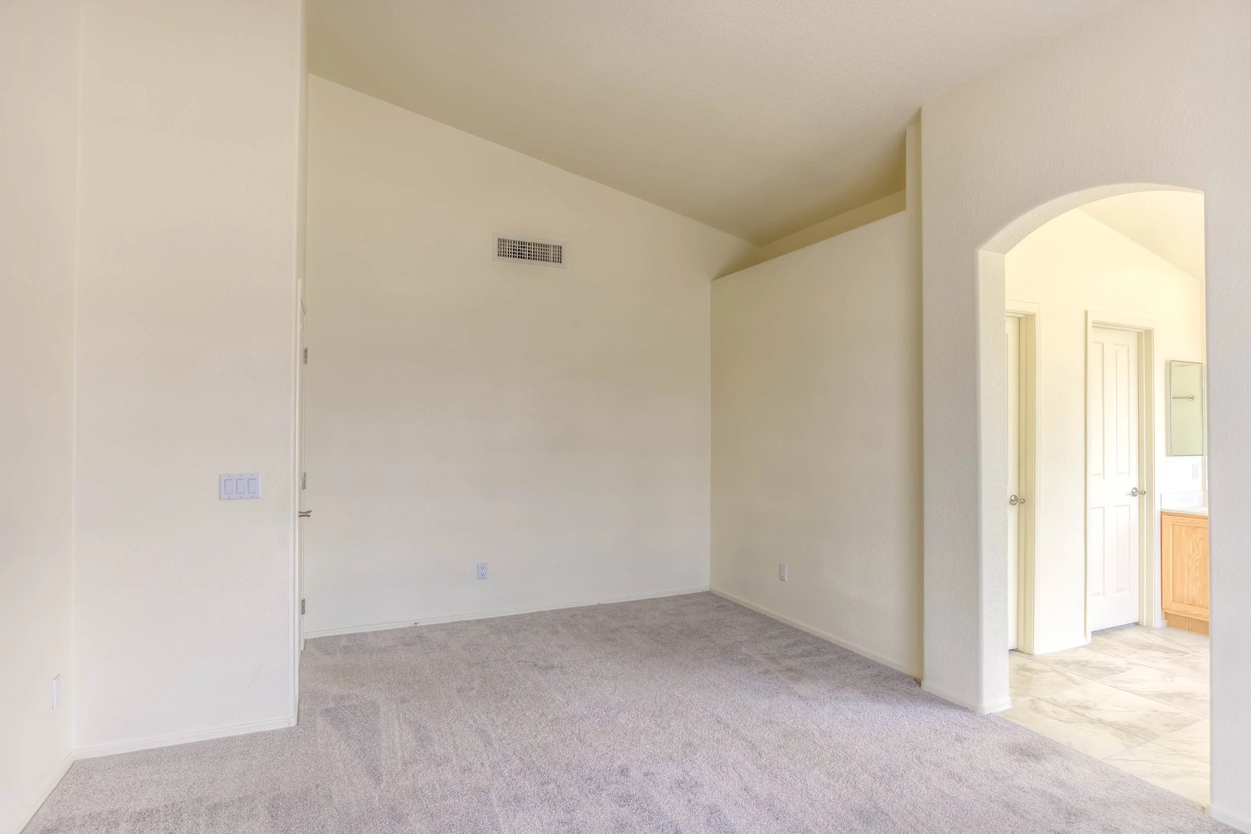 18 Main Bedroom photo b.jpg