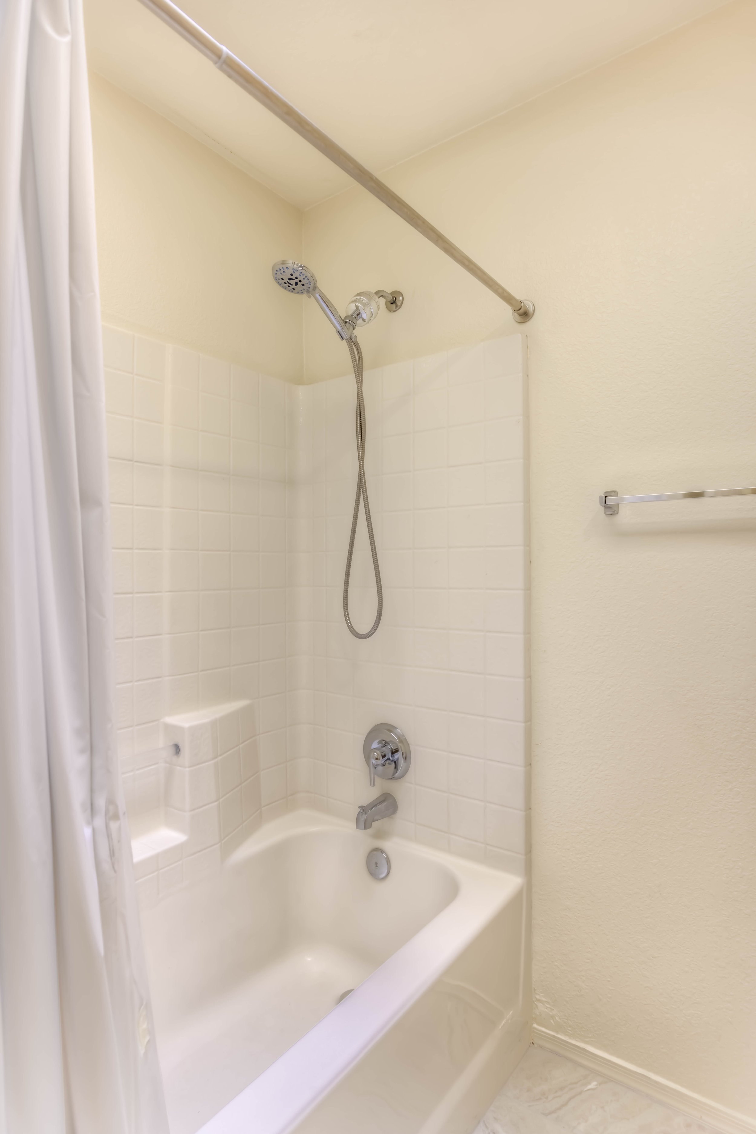 22 Bathroom photo b.jpg