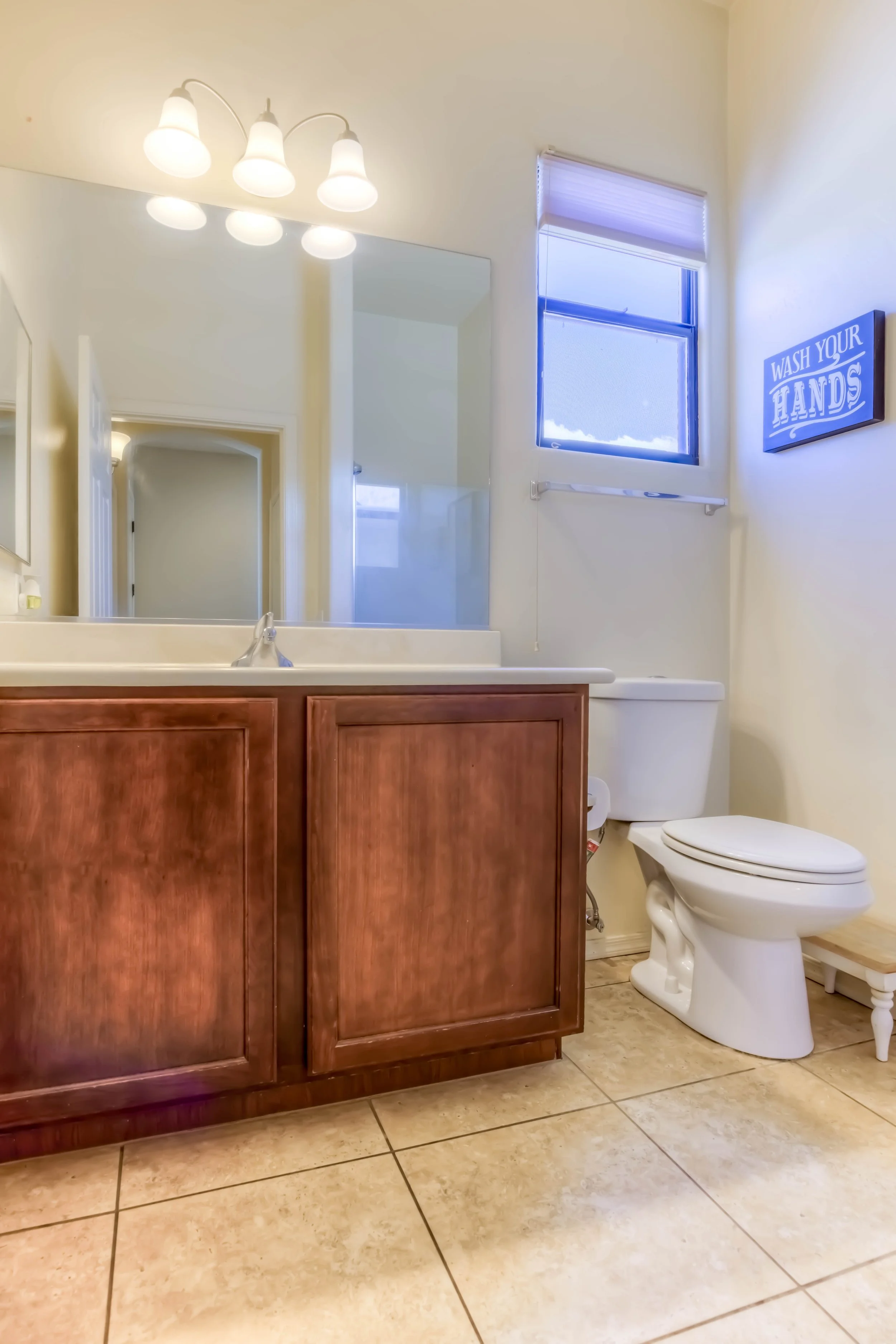 7 Bathroom 1 photo a.jpg