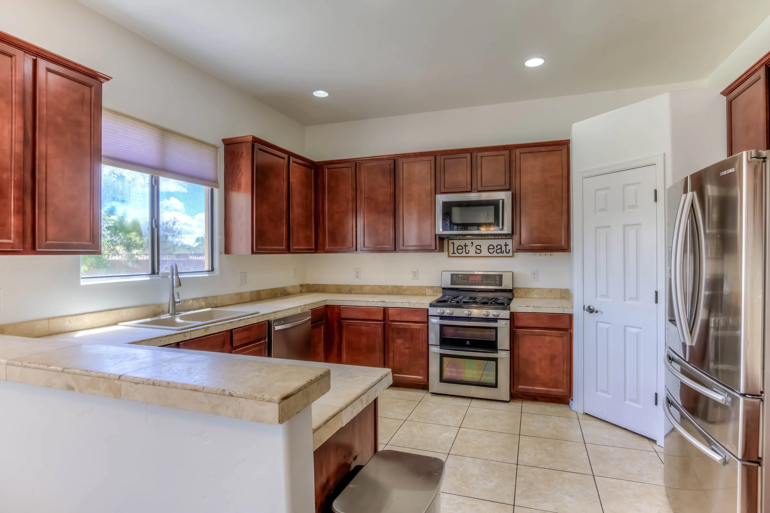 21 Kitchen photo d.jpg