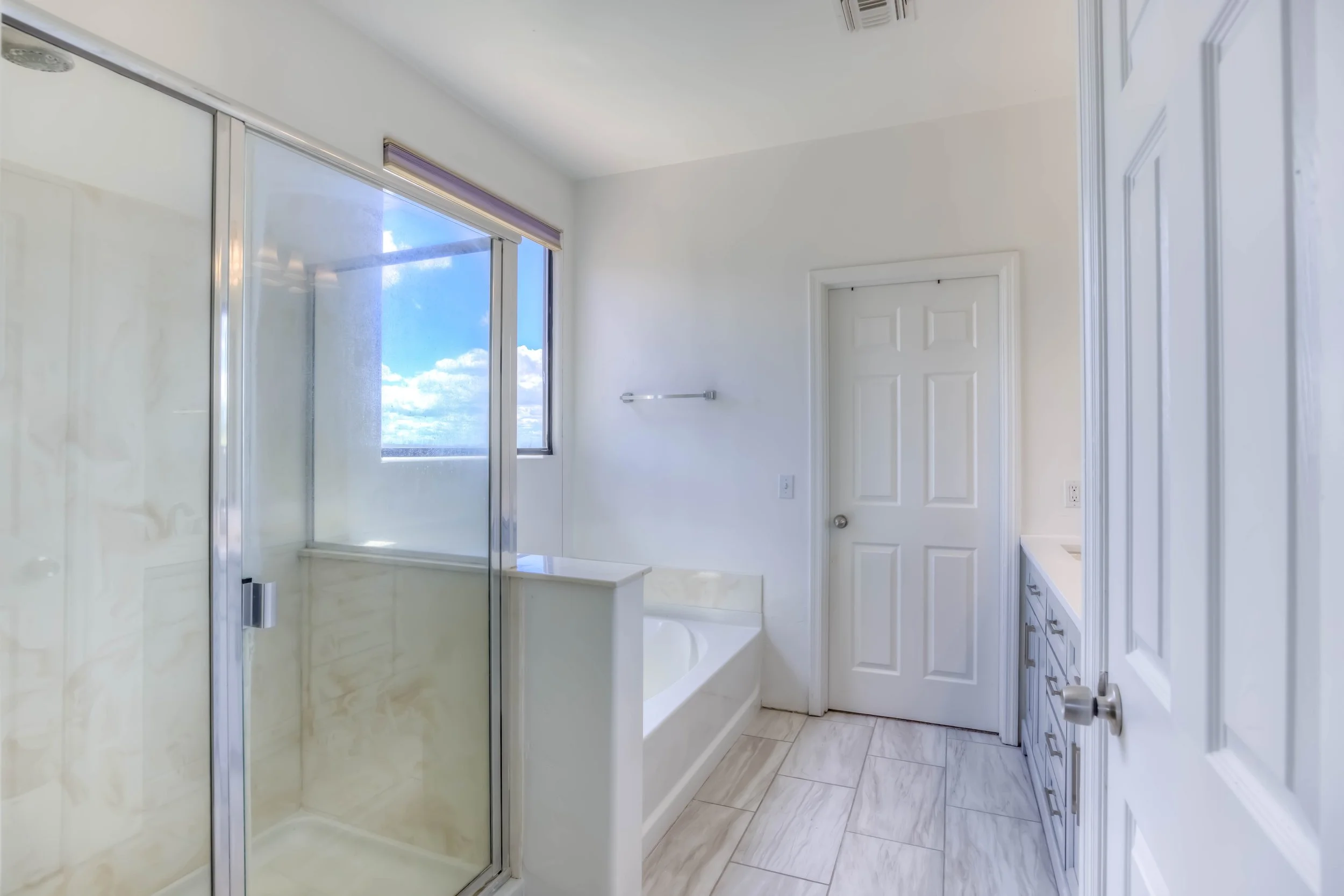 32 Main Bathroom photo a.jpg