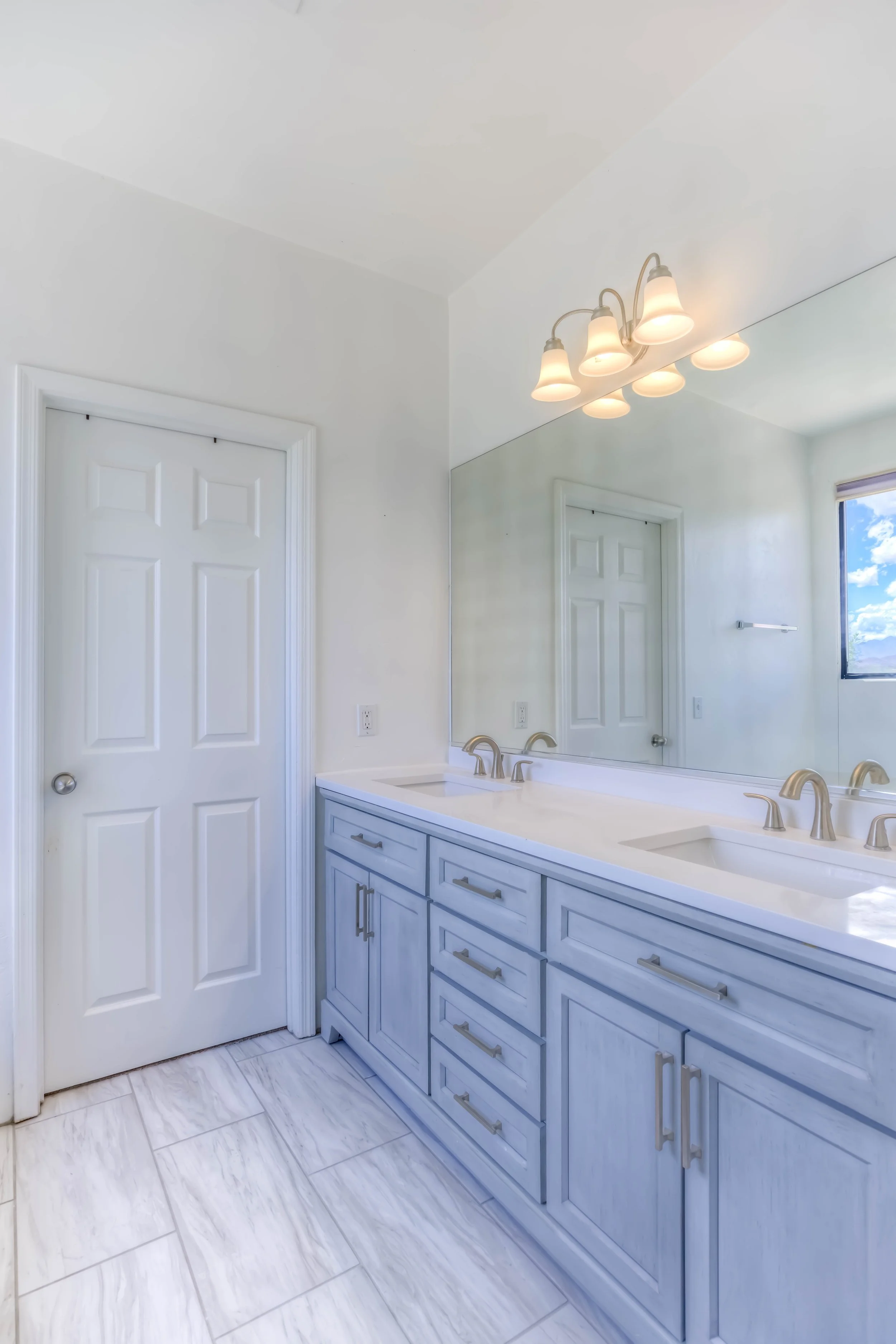 33 Main Bathroom photo b.jpg