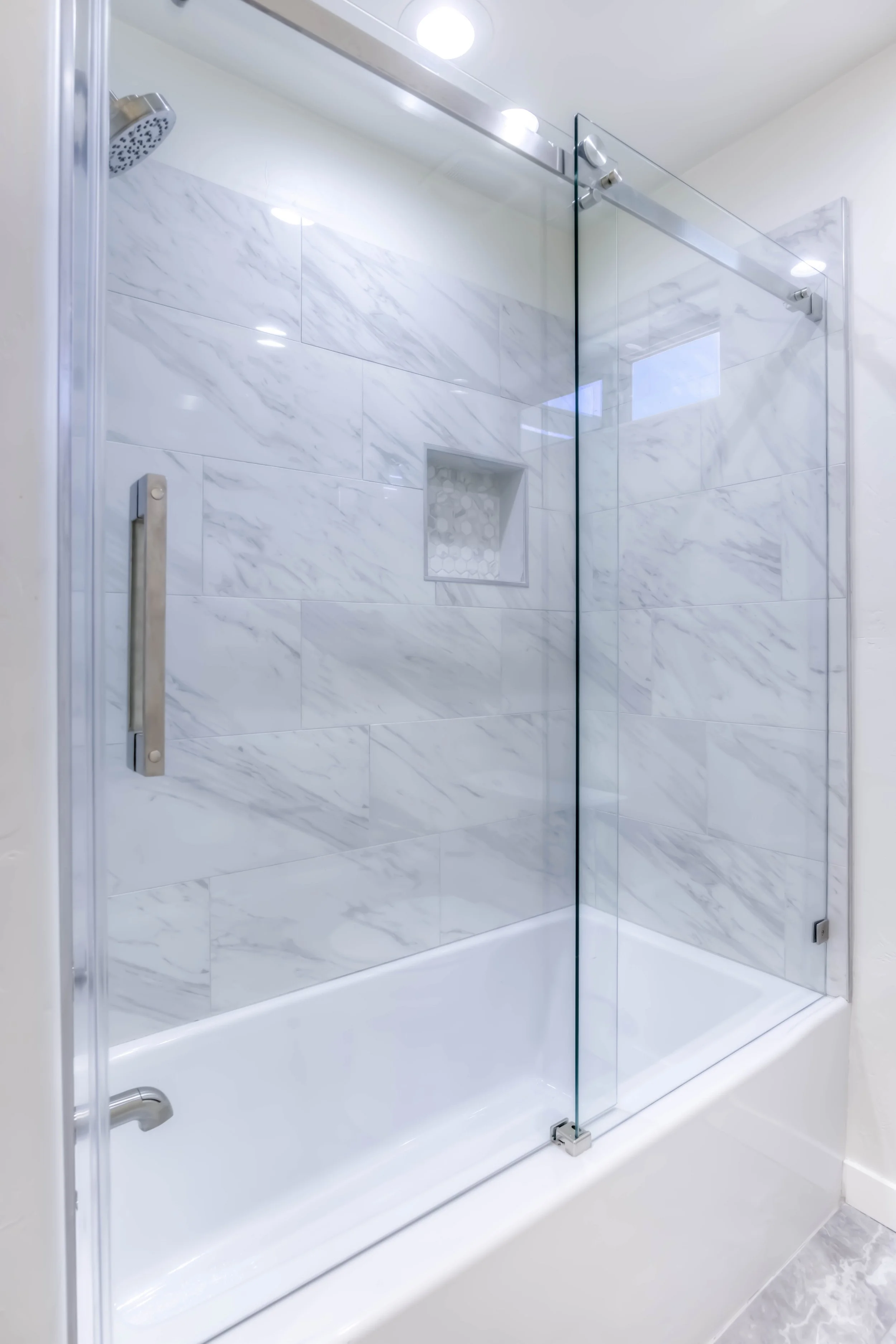 14 Bathroom 1 photo b.jpg