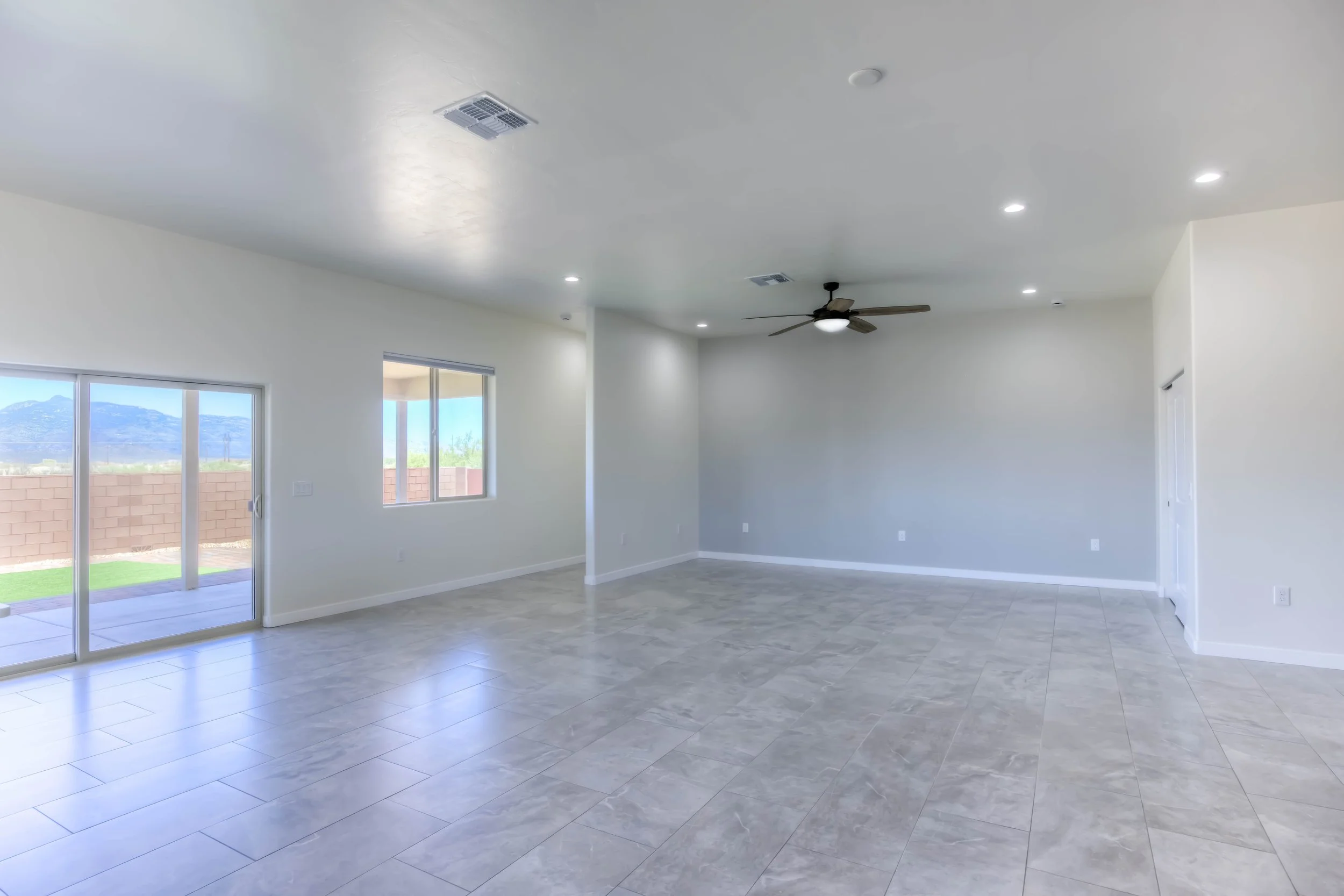 25 Family Room photo a.jpg