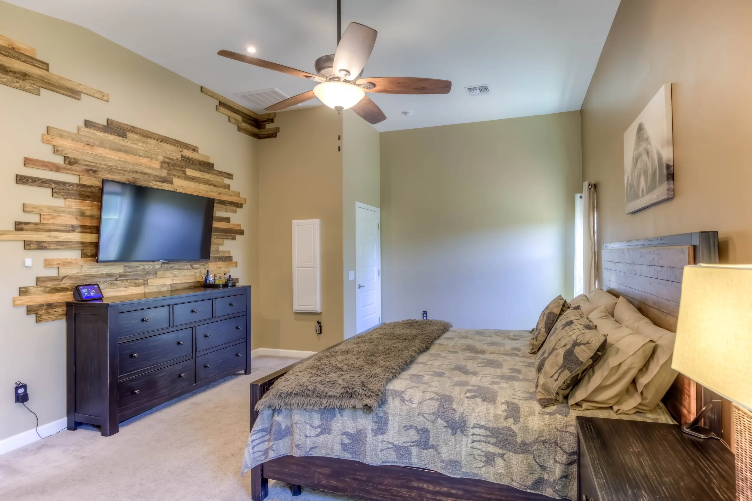 19 Main Bedroom photo b.jpg
