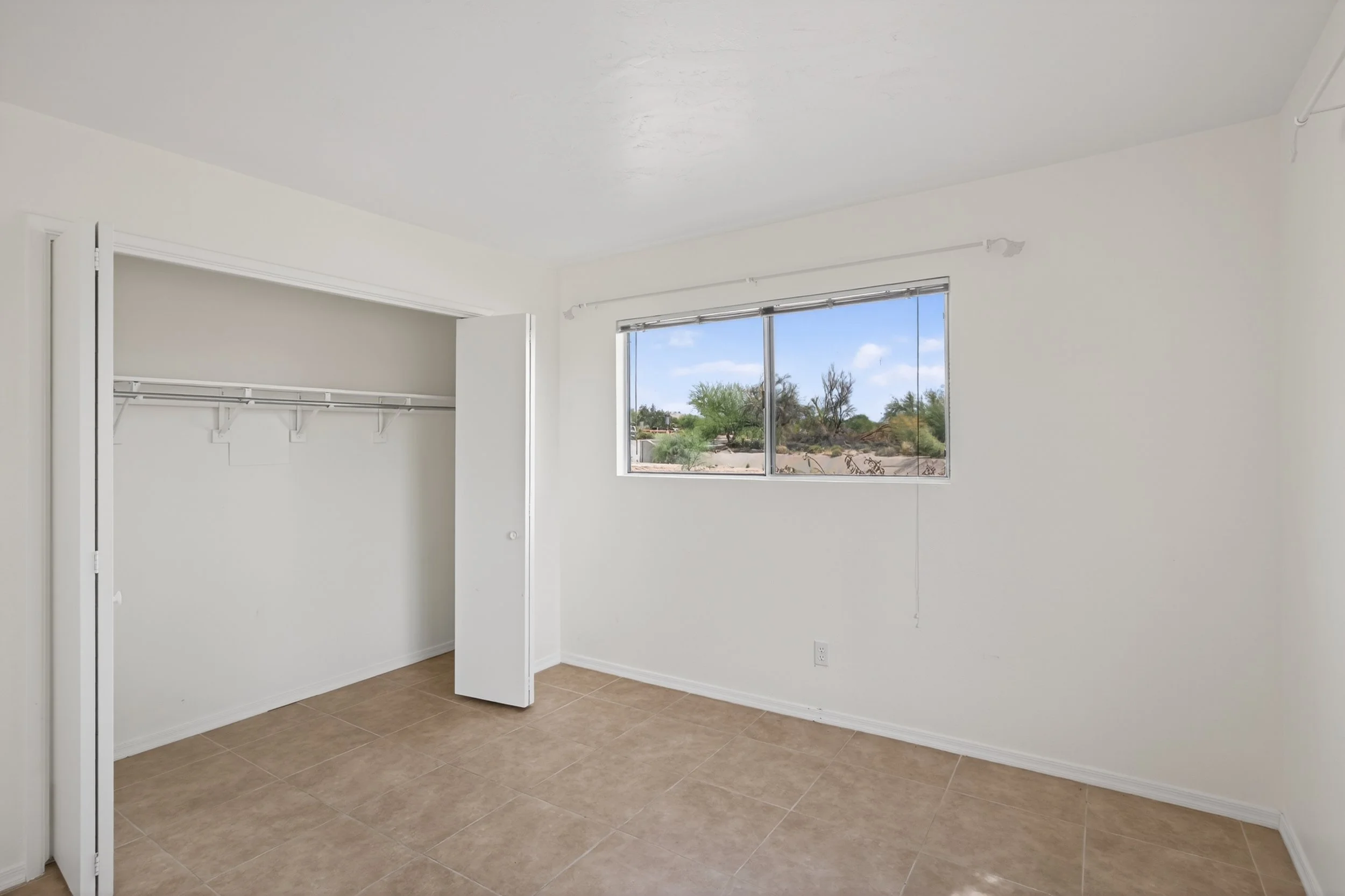 20 Bedroom photo d.jpg