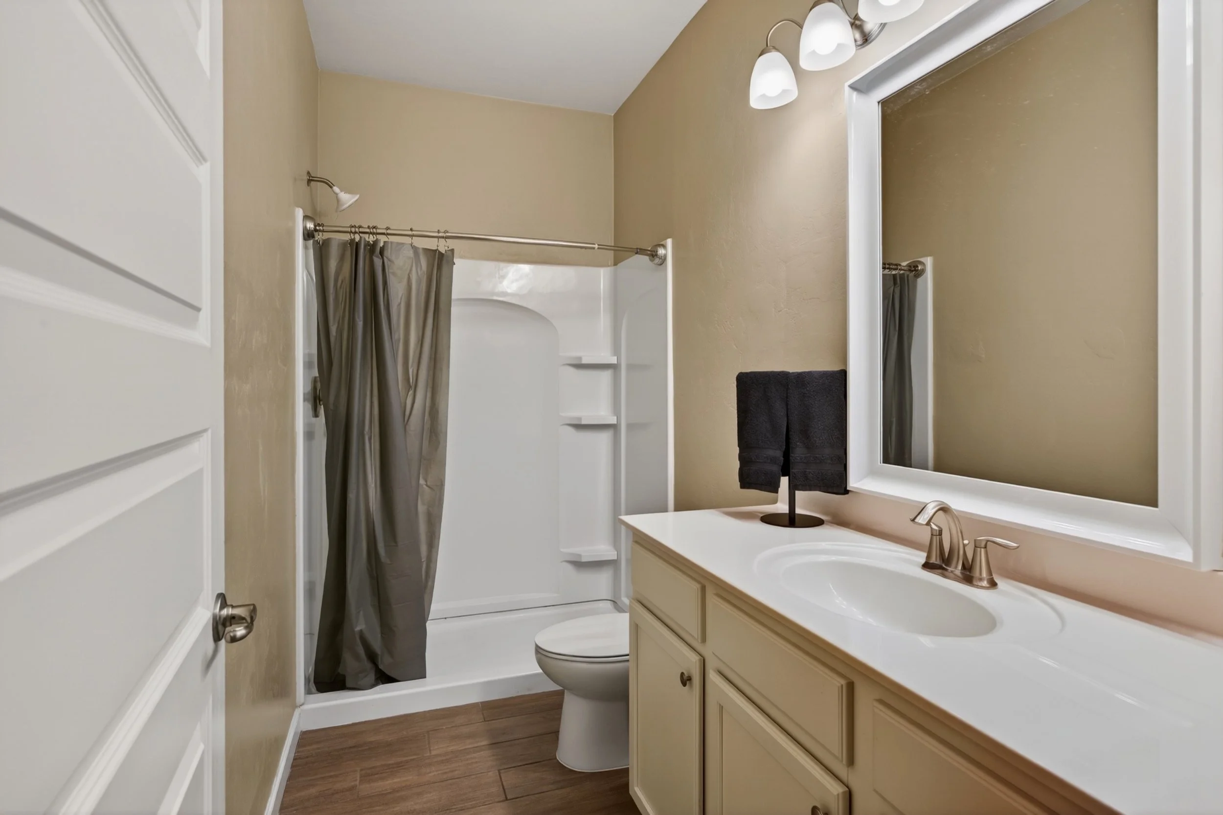 10 Bathroom 1.jpg