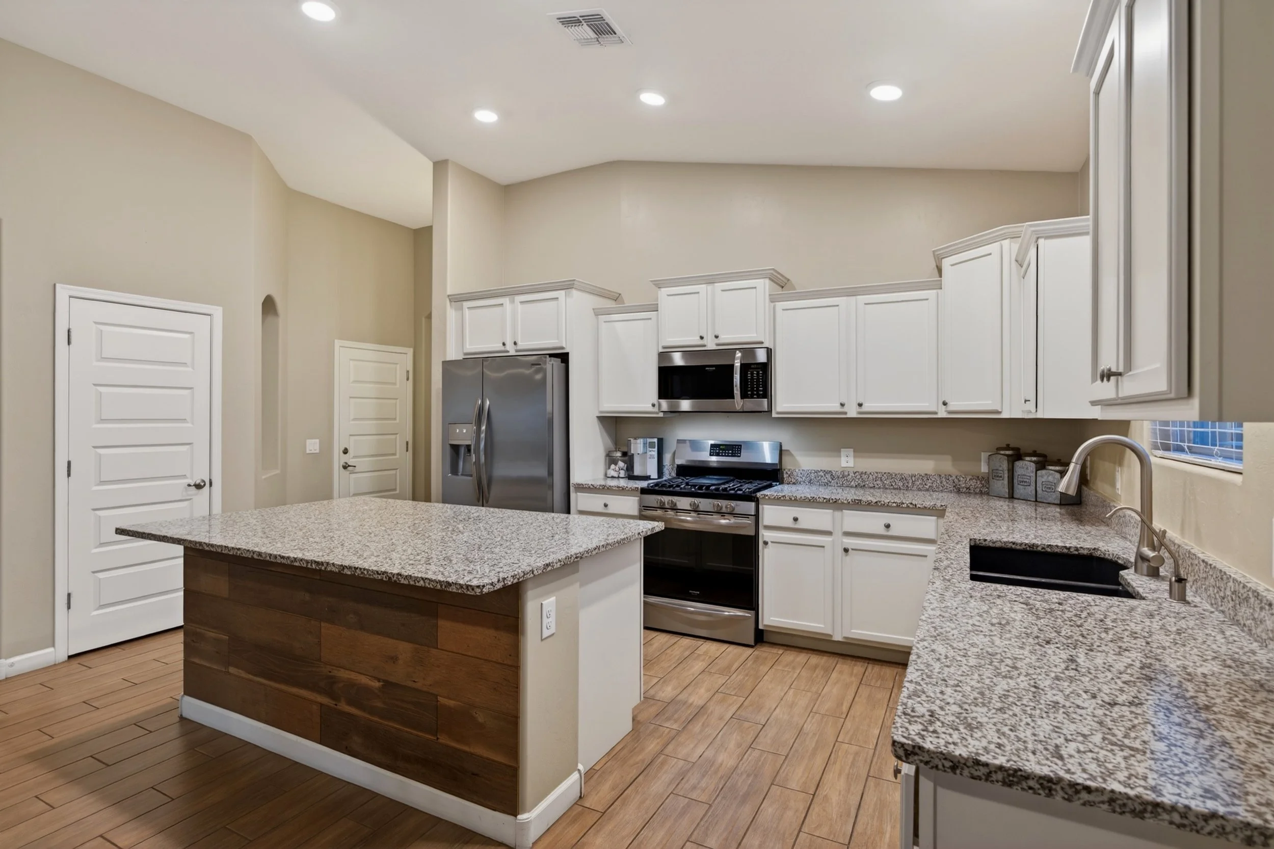 16 Kitchen photo e.jpg