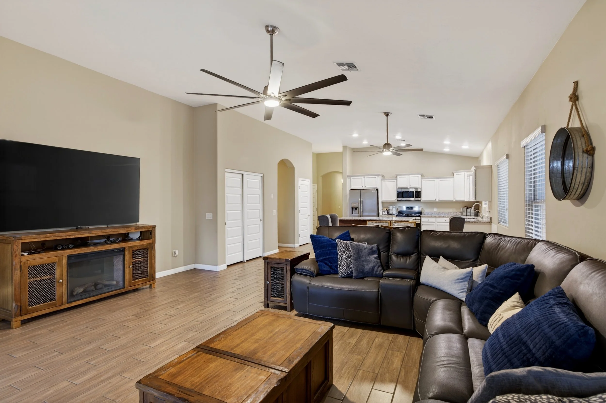 20 Living Room photo d.jpg