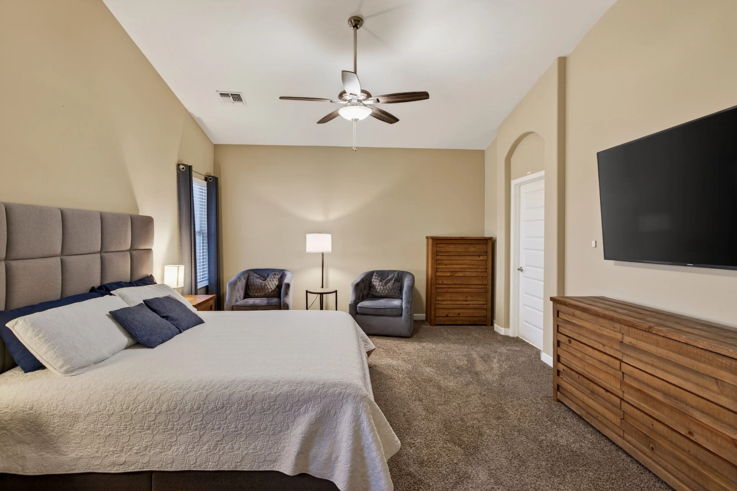 21 Main Bedroom photo a.jpg