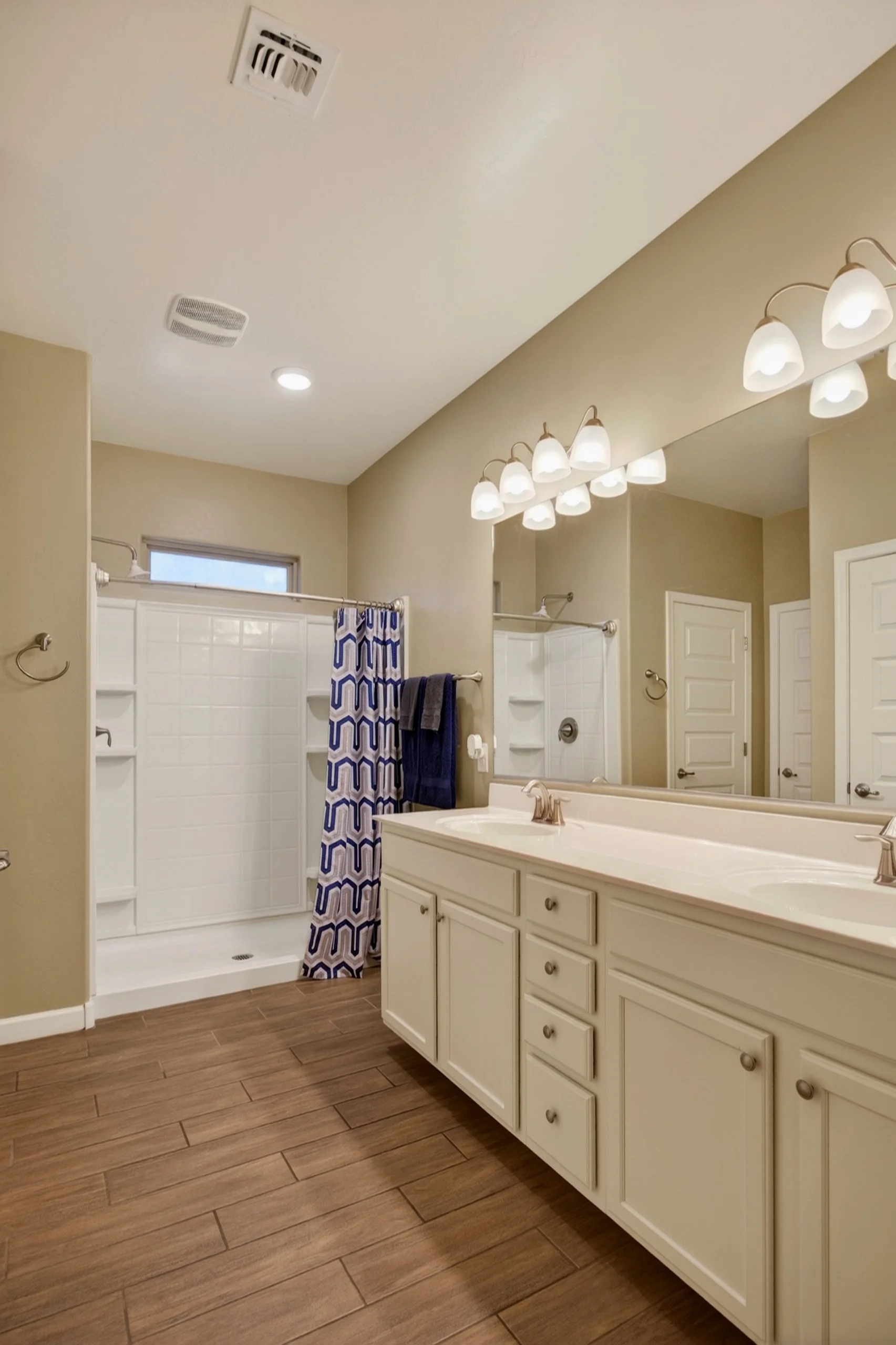 25 Main Bathroom.jpg