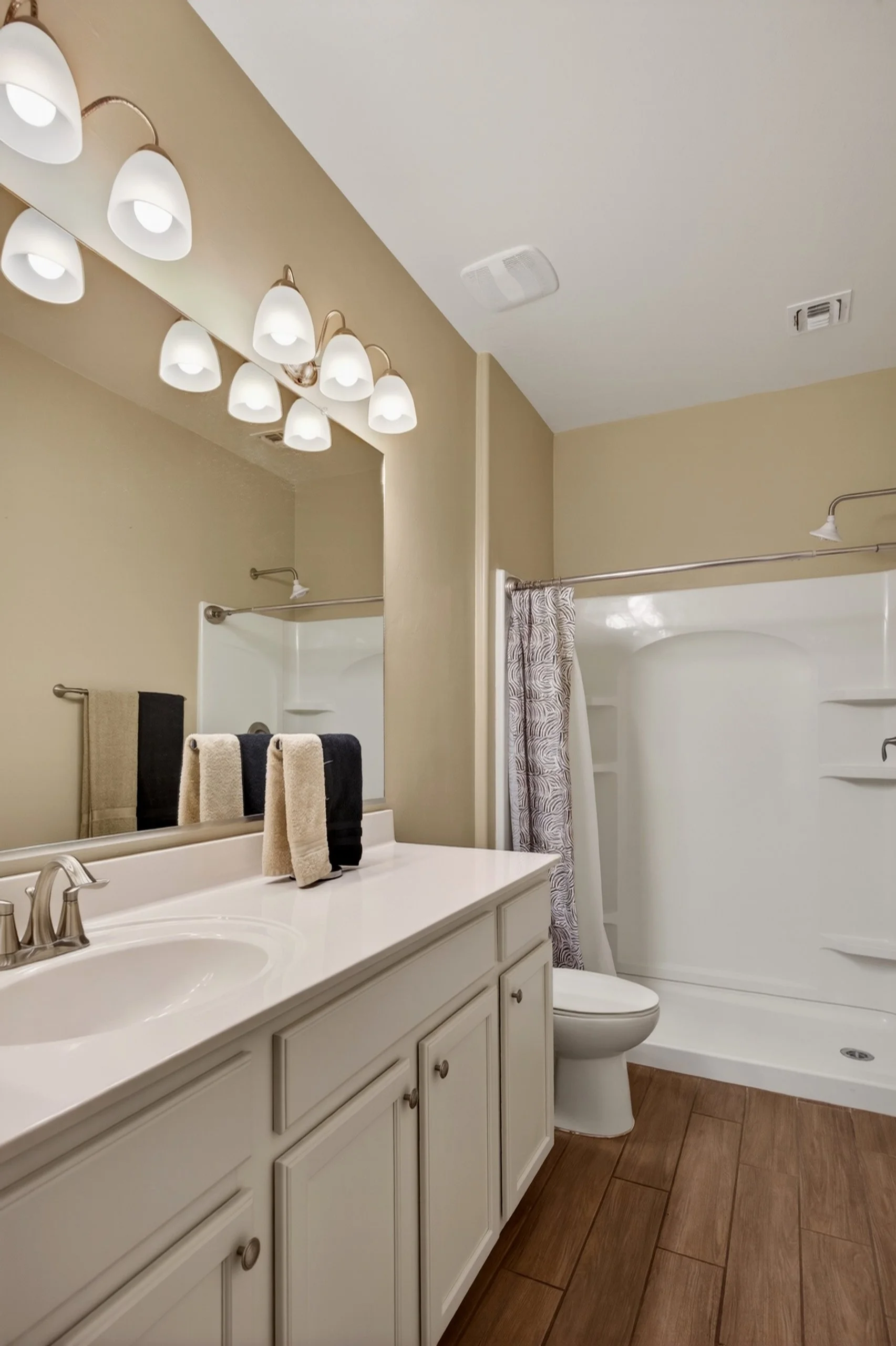 32 Bathroom 2.jpg